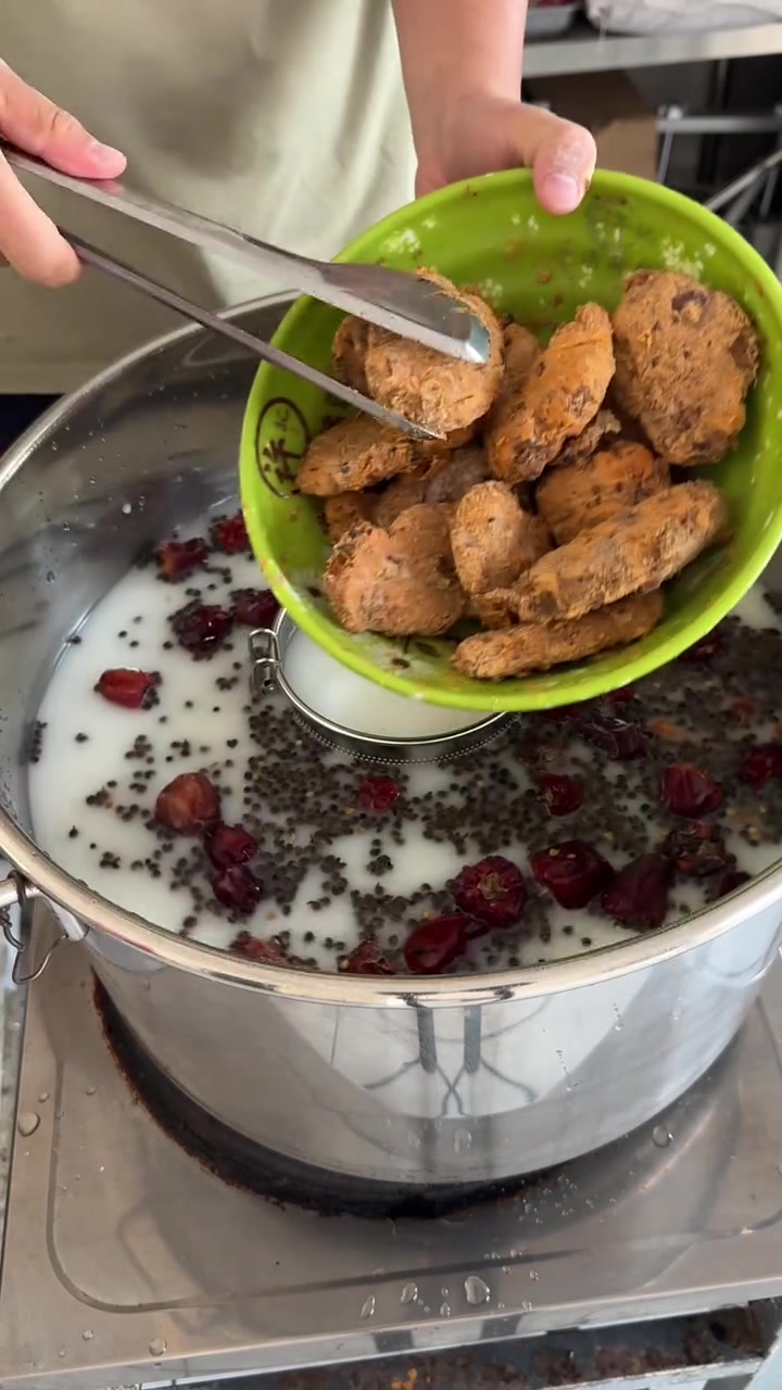 麻辣烫的汤底值千金!纯牛骨熬制,喝过就上瘾!