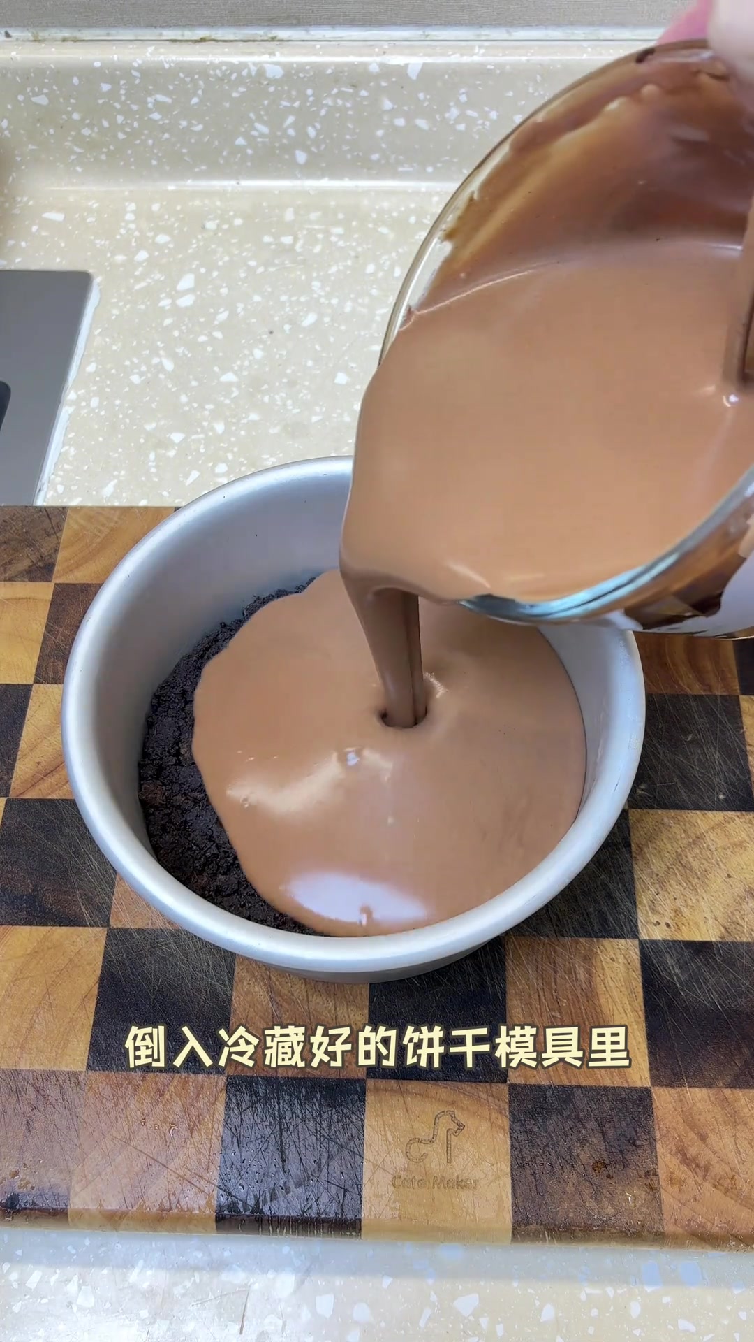 最简单巧克力慕斯蛋糕,不用烤箱工具,好吃到爆