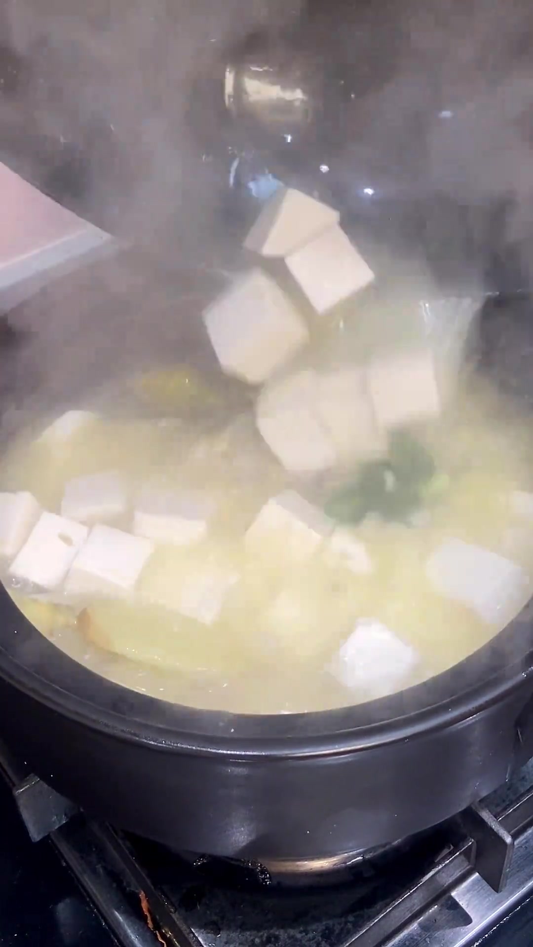 天冷在家煮昂刺鱼豆腐汤,汤鲜味美超好吃
