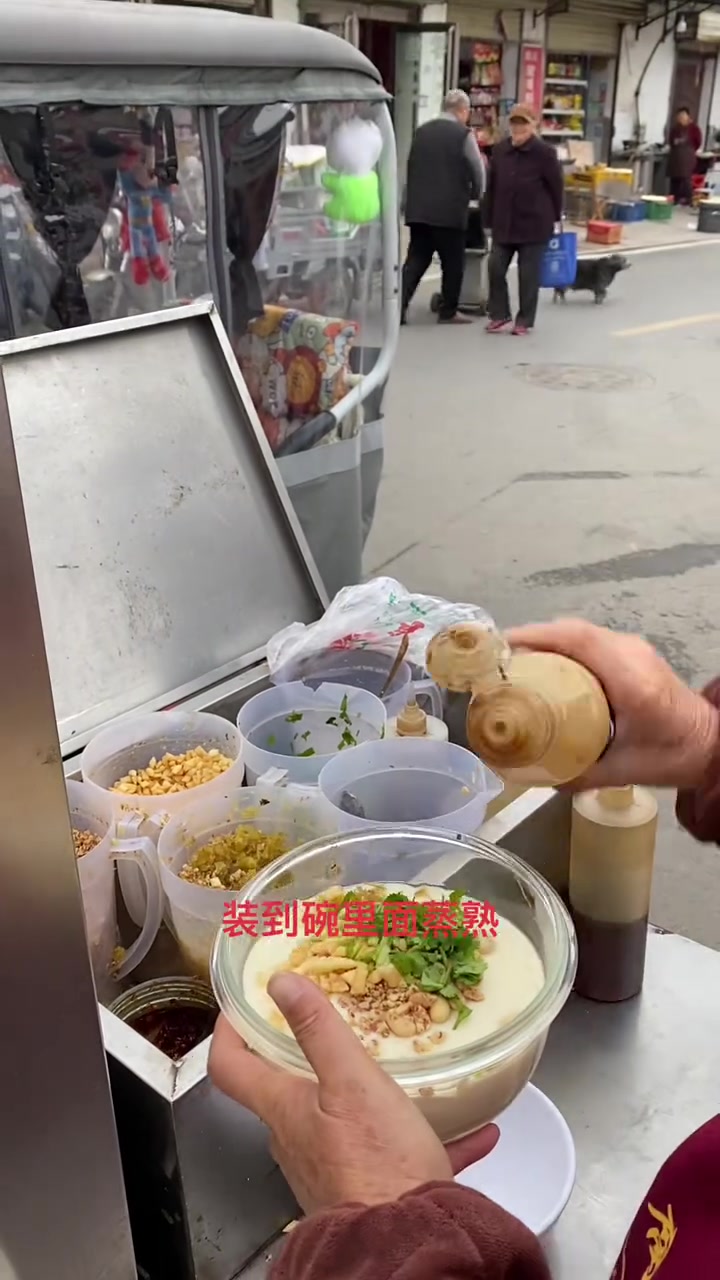 营养健康的碗蒸鸡汁豆腐脑用蒸箱蒸出来的豆腐脑口感滑嫩再浇上秘制的鸡汁好喝又非常的有特色