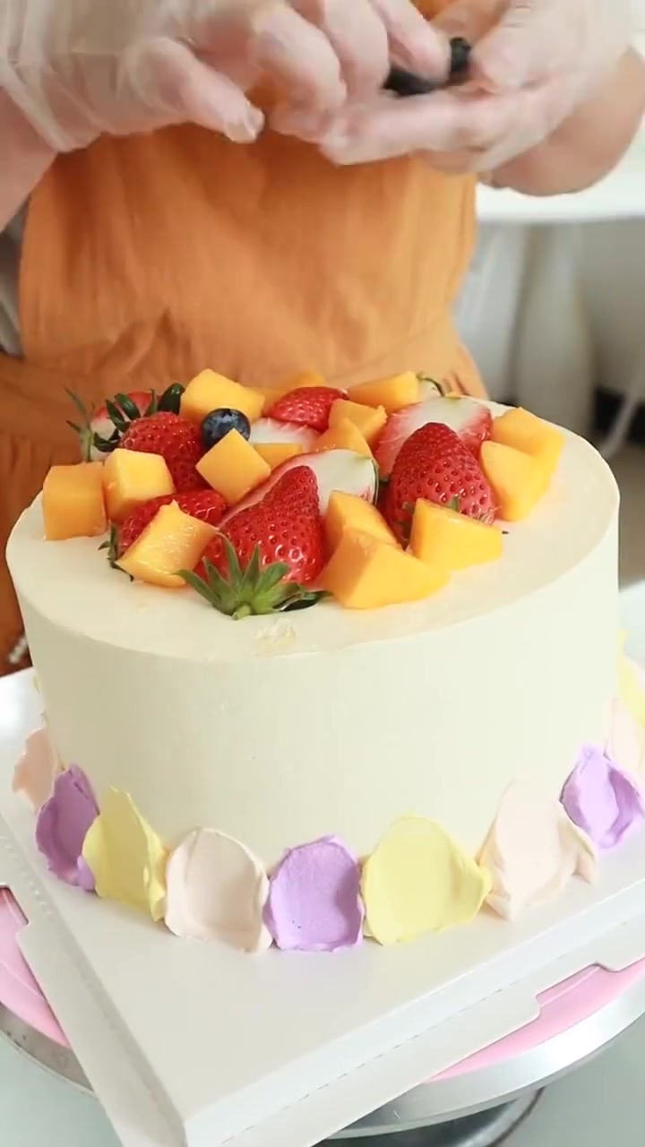 年后给老客户做一个八寸水果生日蛋糕