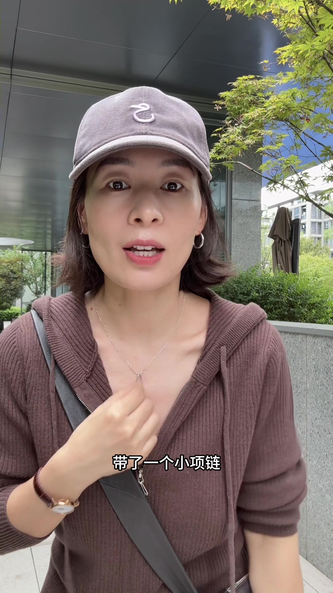 咖色连帽衫搭配灰色裤子,比想象中更好看!