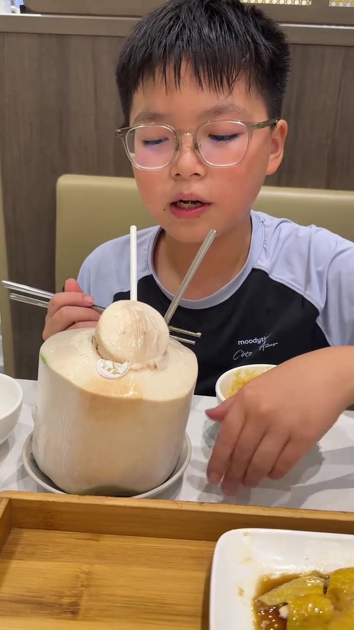 带哥哥吃海南鸡饭,畅聊中学生活