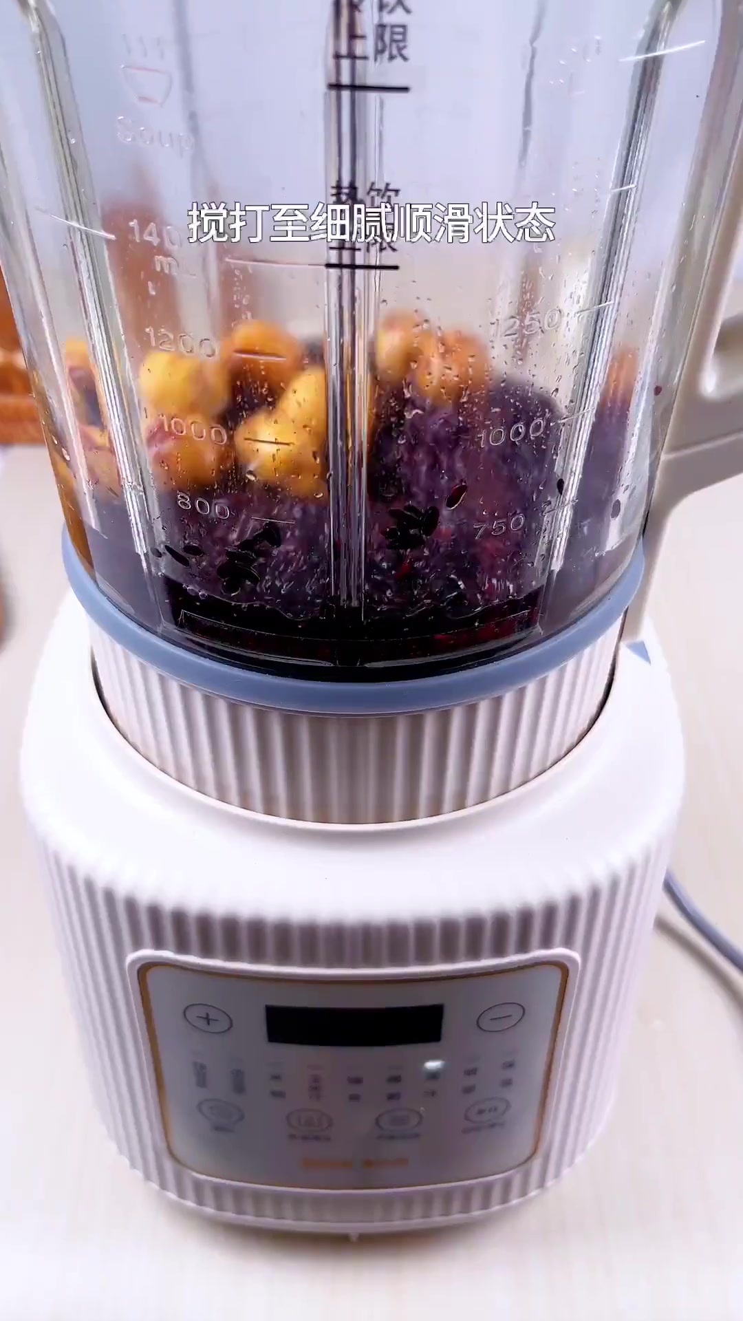 只需搅一搅就能做松软好吃的黑米红枣发糕,米香浓郁,做法简单,营养美味