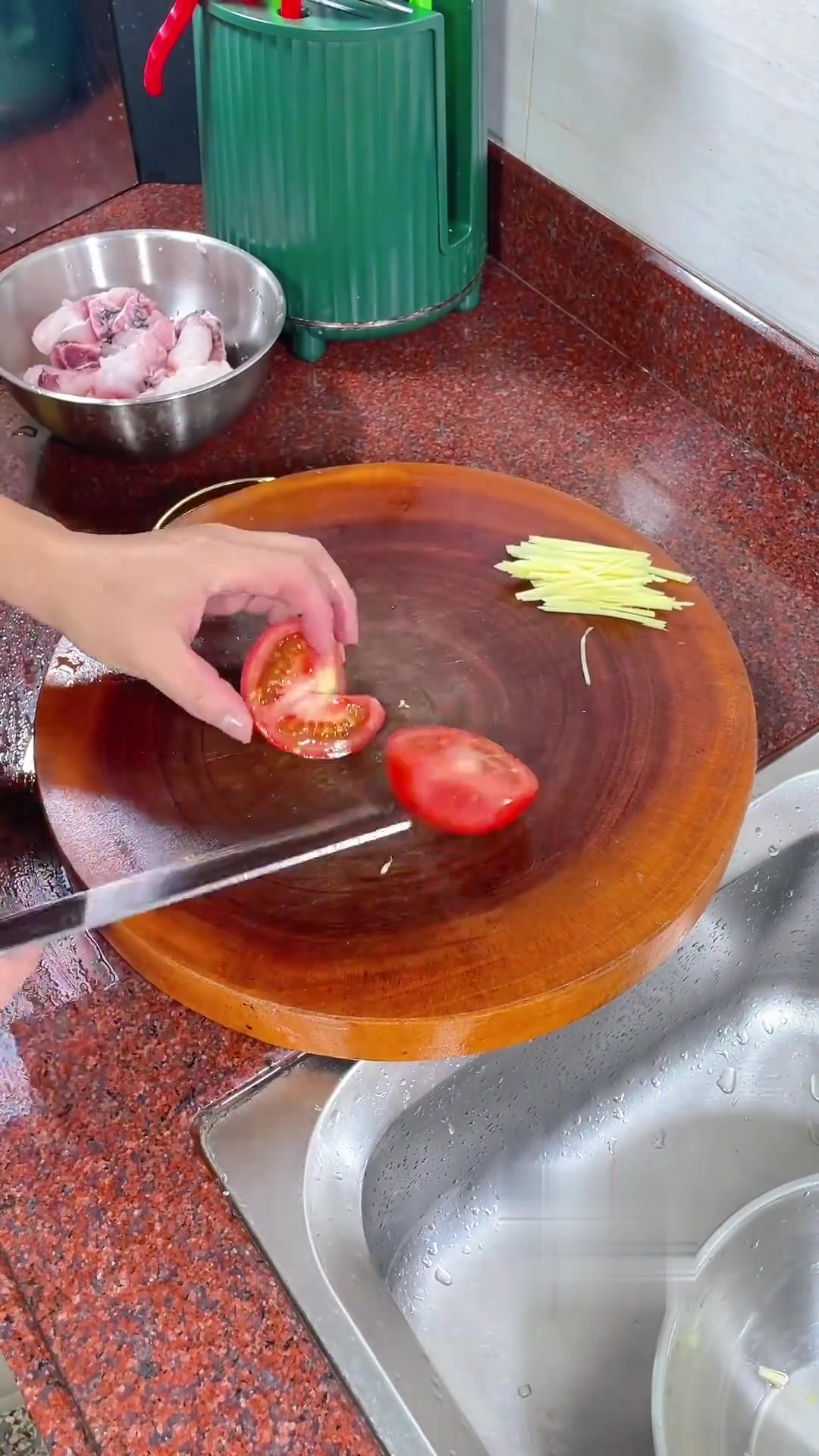 过鱼最常见的潮汕做法,煮咸菜,更能体现出鱼肉的鲜美