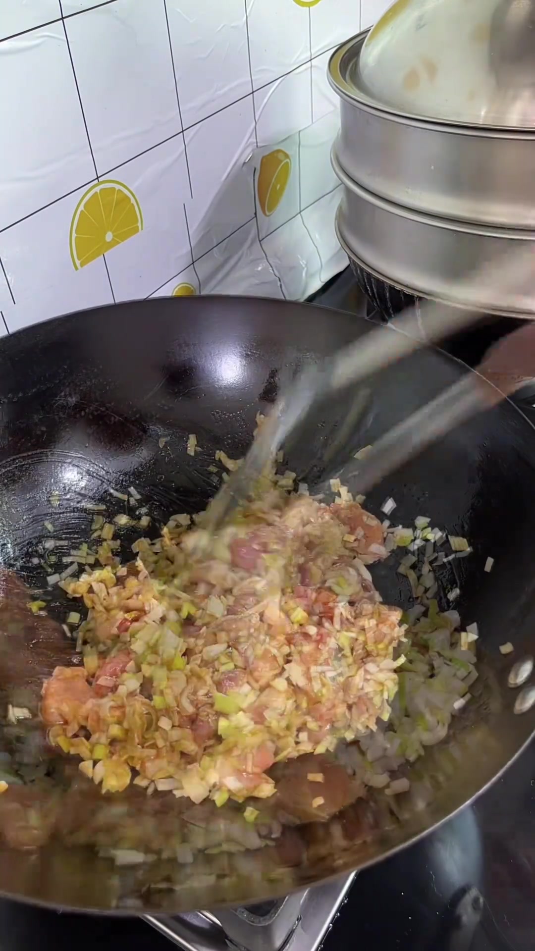 今天用冬瓜蒸了一锅冬瓜大包子,个个蓬松暄软,皮薄馅又多,刚出锅孩子就吃了三个,太香了