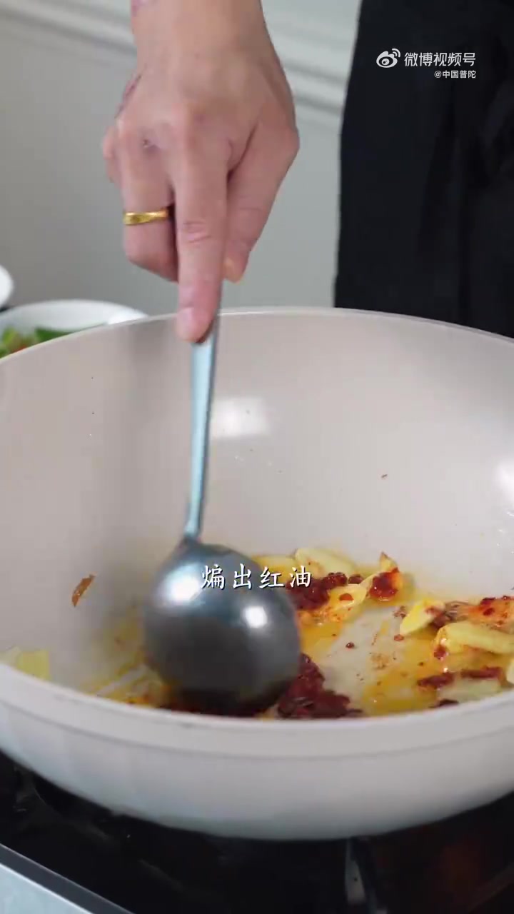麻辣星人狂喜时刻!除了辣条的工厂级麻辣盛宴,这道辣烧蟹钳也是香辣爱好者的夜宵宝藏!蟹钳经酱