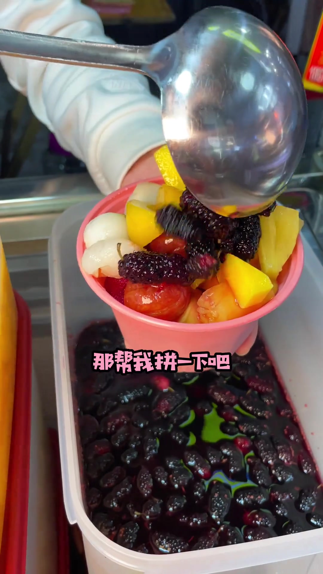 吃到了小胖胖烤的鱿鱼!还有双倍牛肉和凤梨的汉堡太香了!今天吃的都好满足!