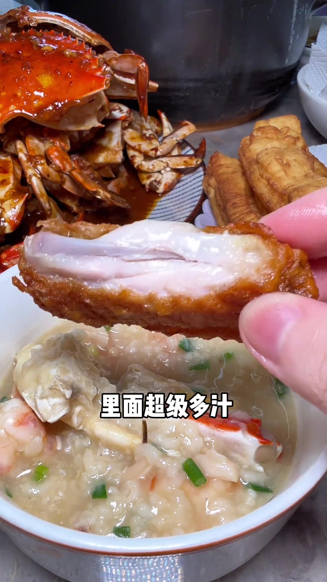 今日高热量家庭午饭:砂锅海鲜粥配油条葱花饼