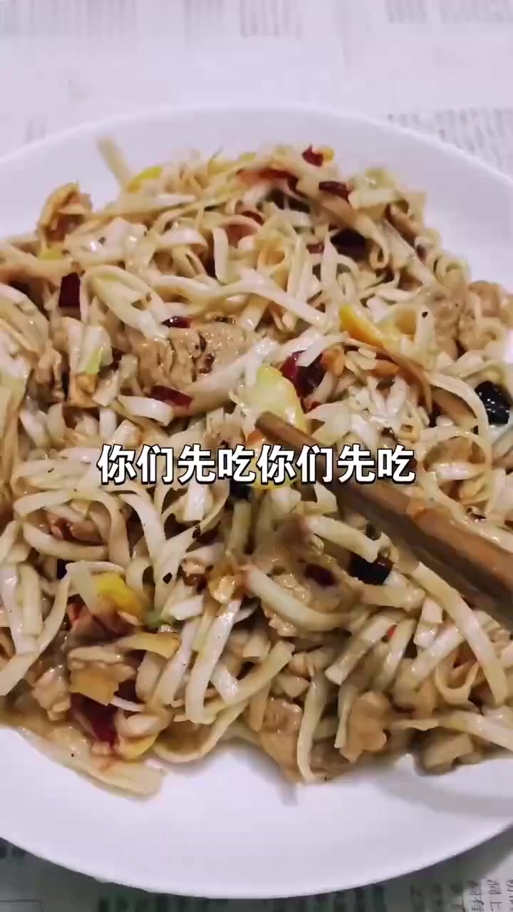 月薪3k下班做饭第84天,瘦肉炒面花费2.5元