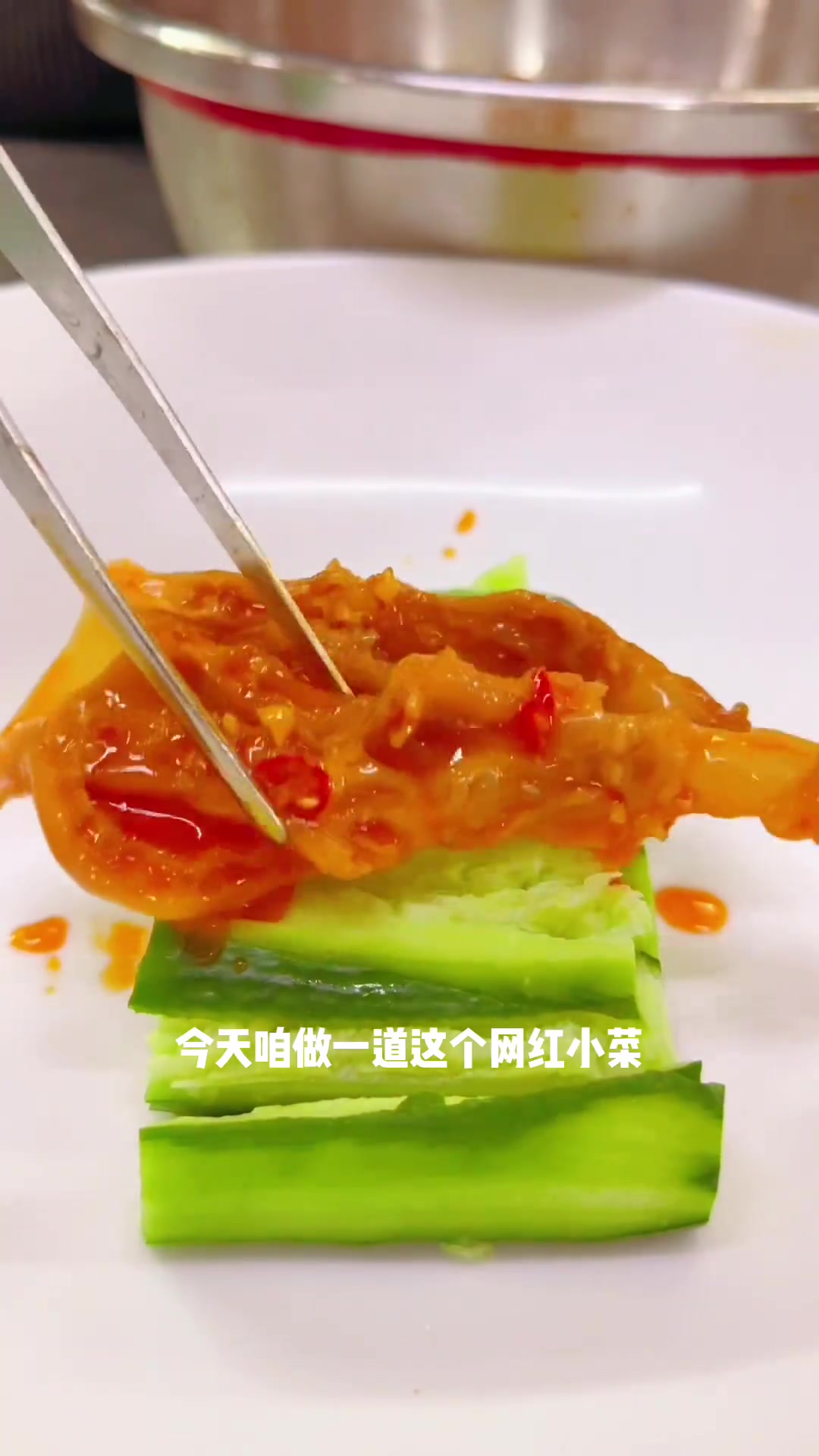酸辣馋嘴的柠檬酸辣鸭掌汁水比例我打在屏幕上,真实好吃,你也居家做起来吧!