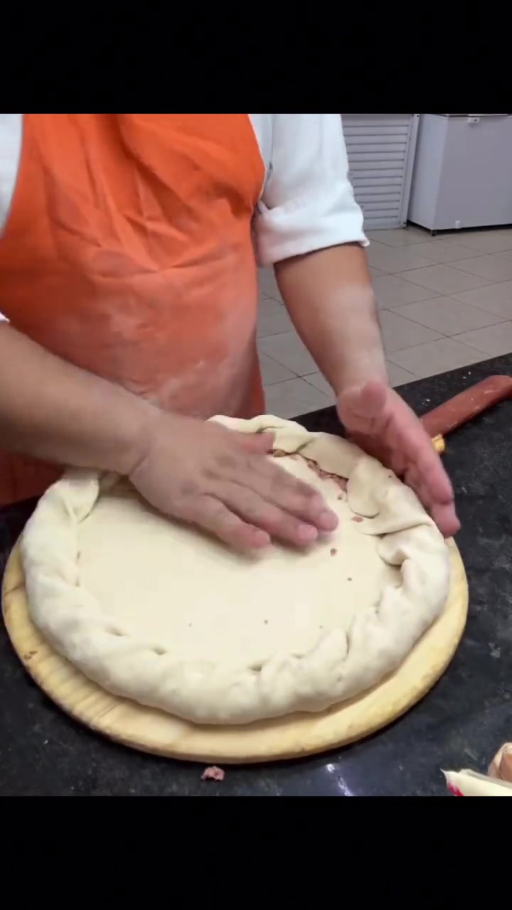 想吃卷边肉肠披萨