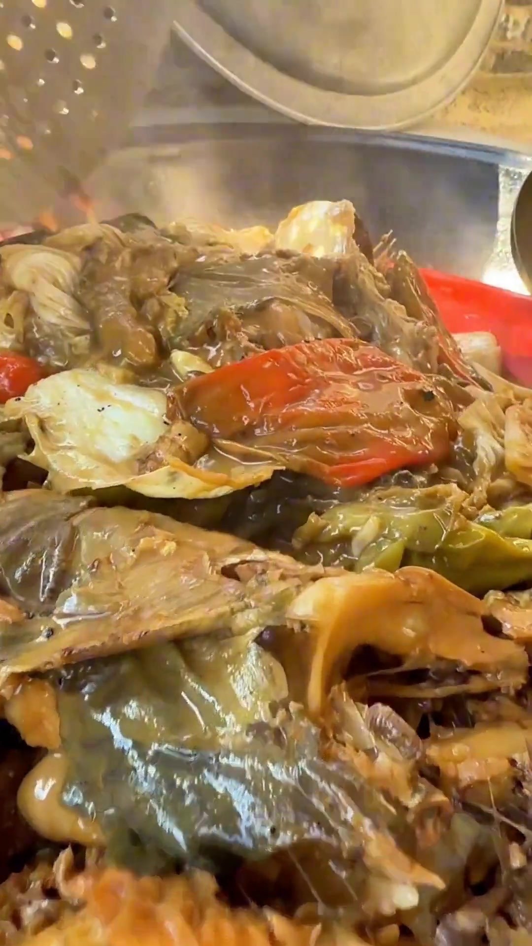 安排大伙伙食,弄两条江里鲶鱼,贴一锅大饼子!