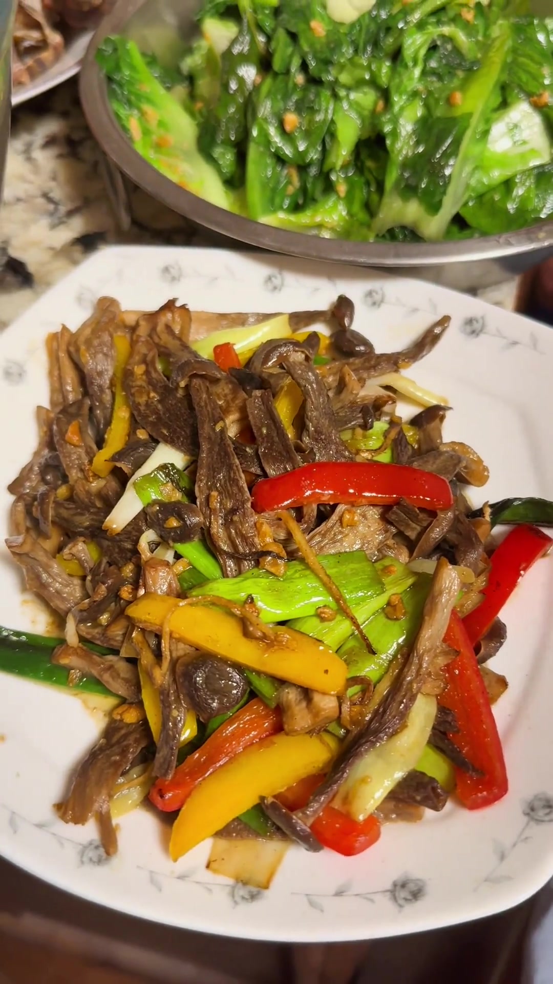 今日美食分享鱼和大虾拌菜还有各种炒菜超香