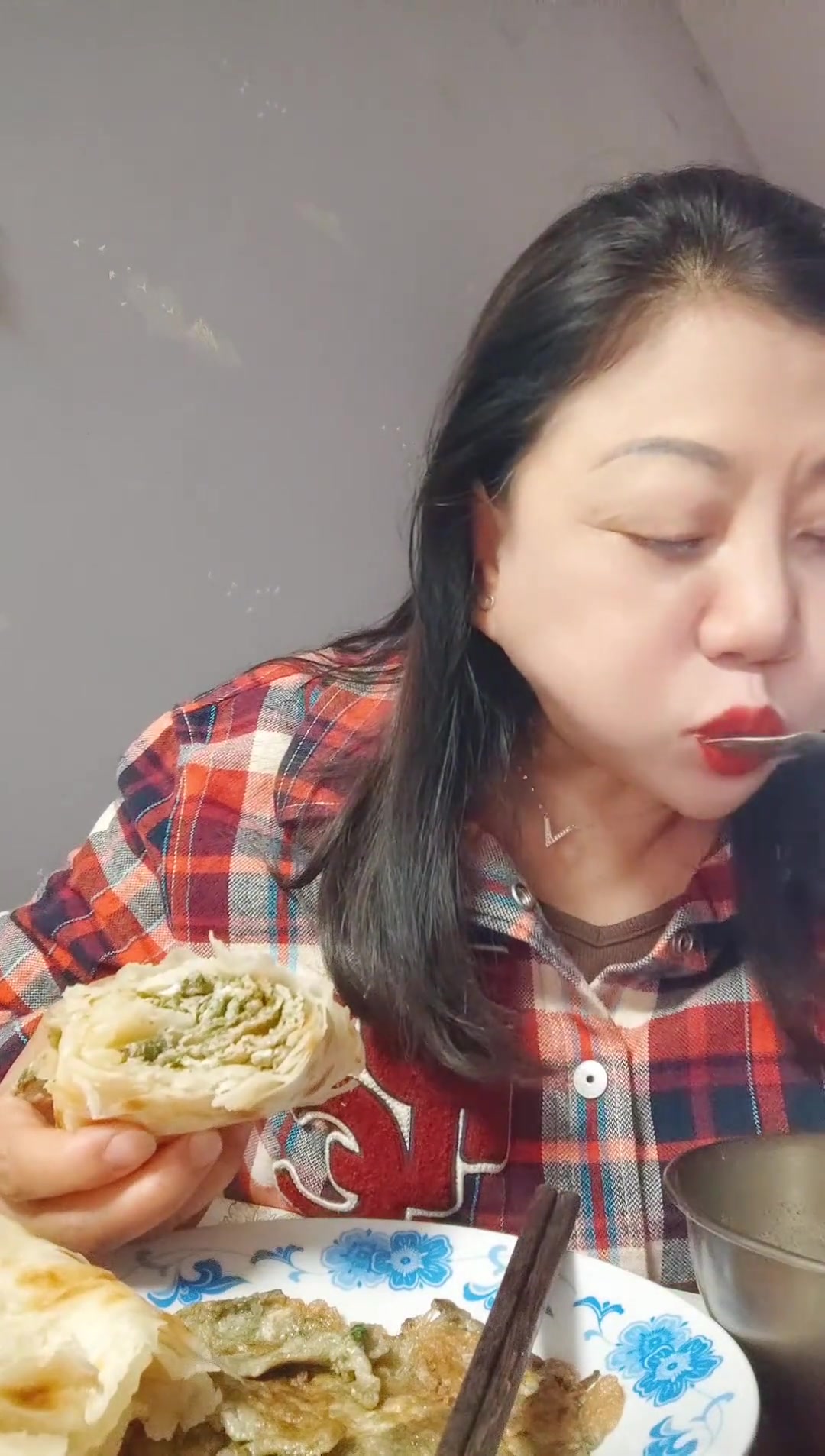 烙饼香椿炒鸡蛋。鸽子汤吃早点喽!大家早上好!