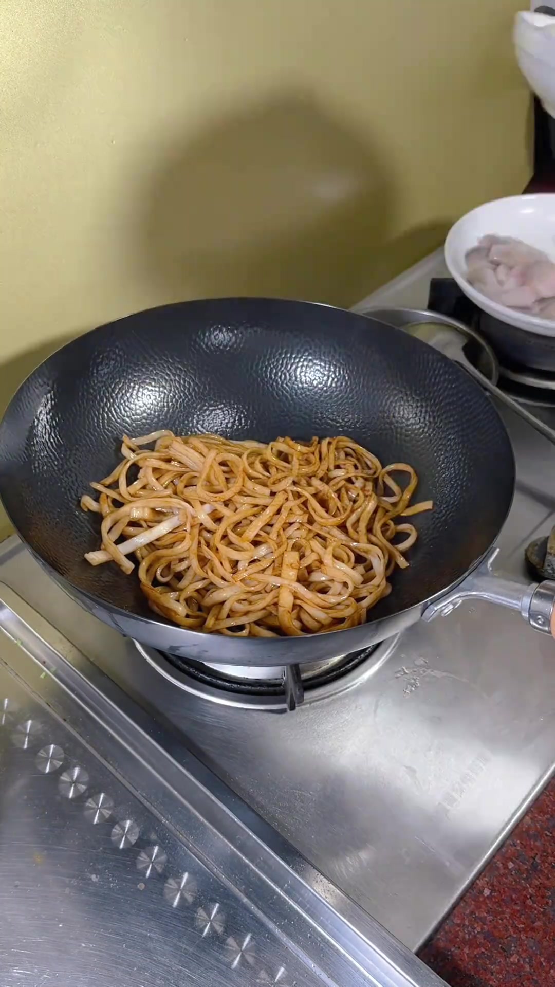 有一个好锅才能炒好一盘九肚鱼粿条