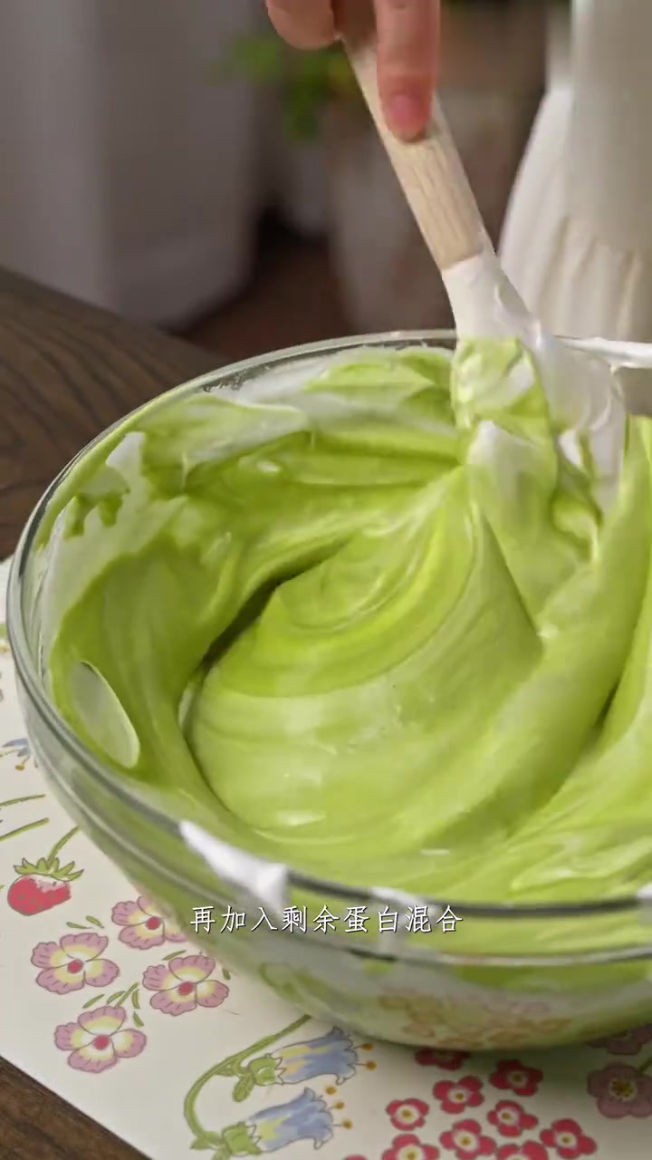 这是一个鲜花蛋糕鲜花莓莓蛋糕