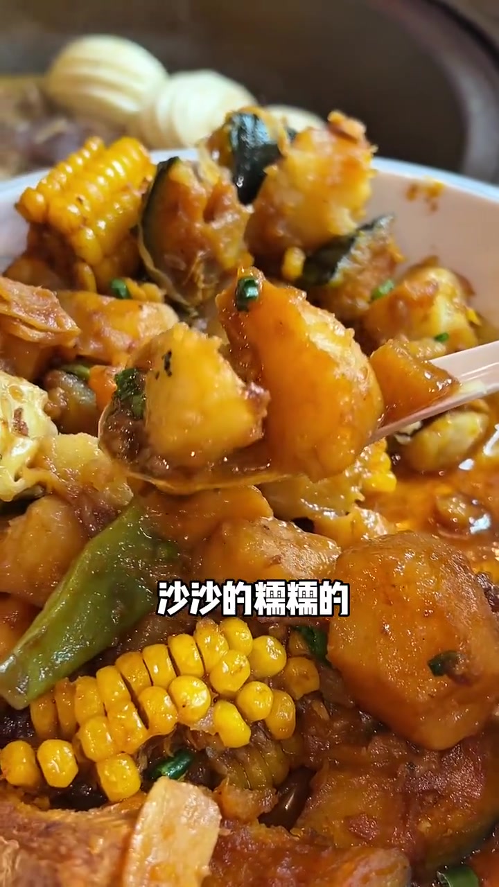 又是东北菜。老铁,吃不完根本吃不完