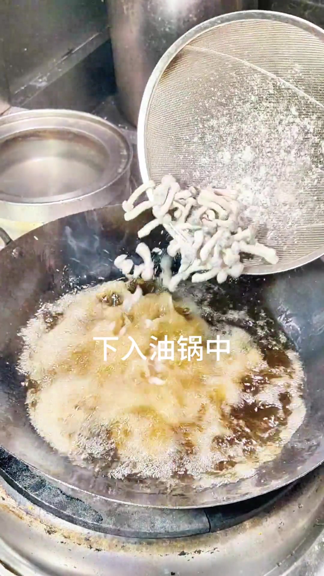 肉松蟹味茹蟹味菇炸一下就是一道人人爱吃的美食,口感香脆。上