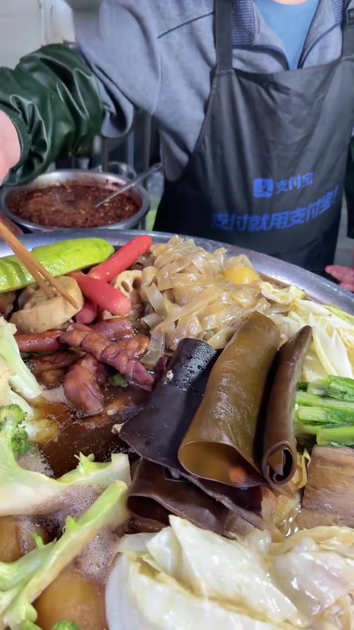 爷爷卤菜啥价?我买一堆还尝了香喷洋芋饭!