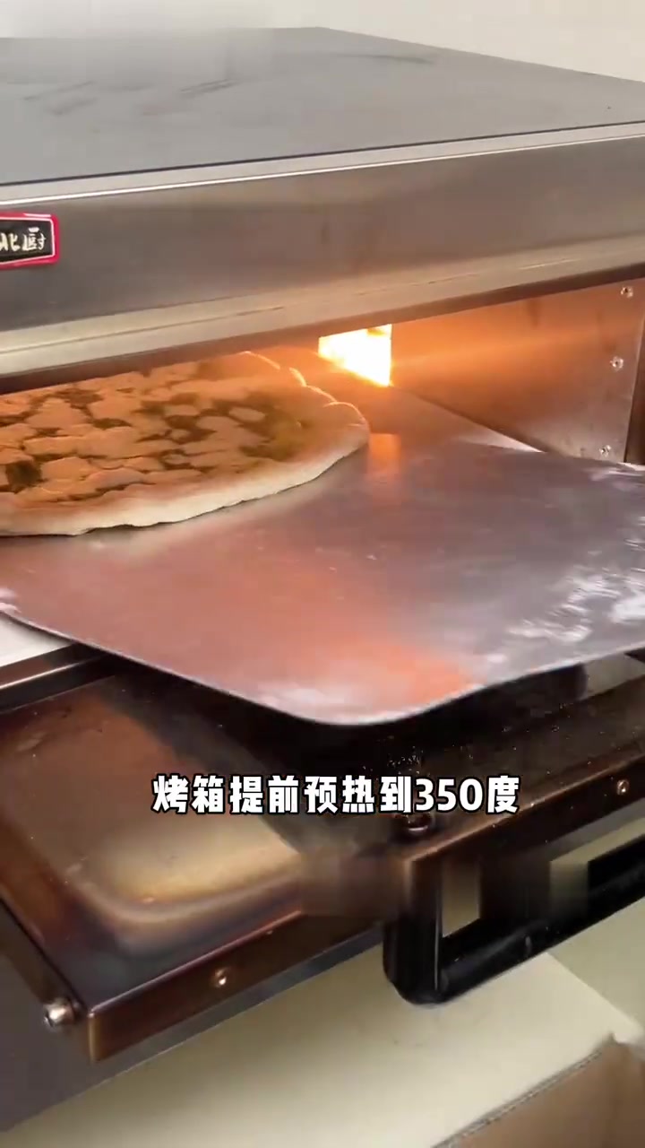 经典的意式青酱披萨罗勒搭配马苏奶酪