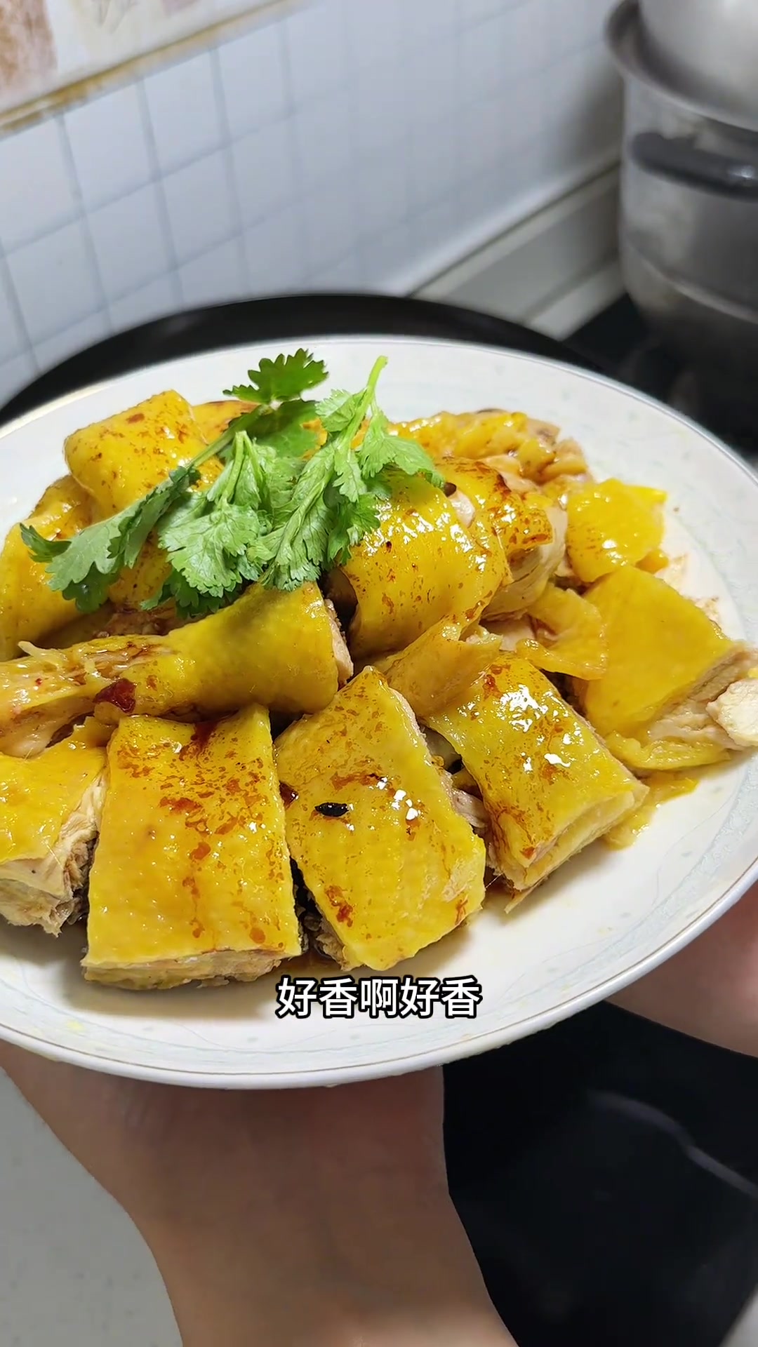 家庭版香油白切鸡,这是我做的最成功的一次,肉质鲜嫩爽滑,俩女儿吃得连连夸赞