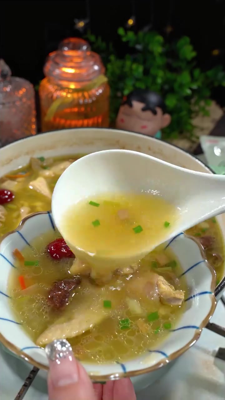 鲜松茸鸡汤天冷了热乎乎炖上一锅连喝三碗都不够做法还特别简单赶紧给家里人尝尝