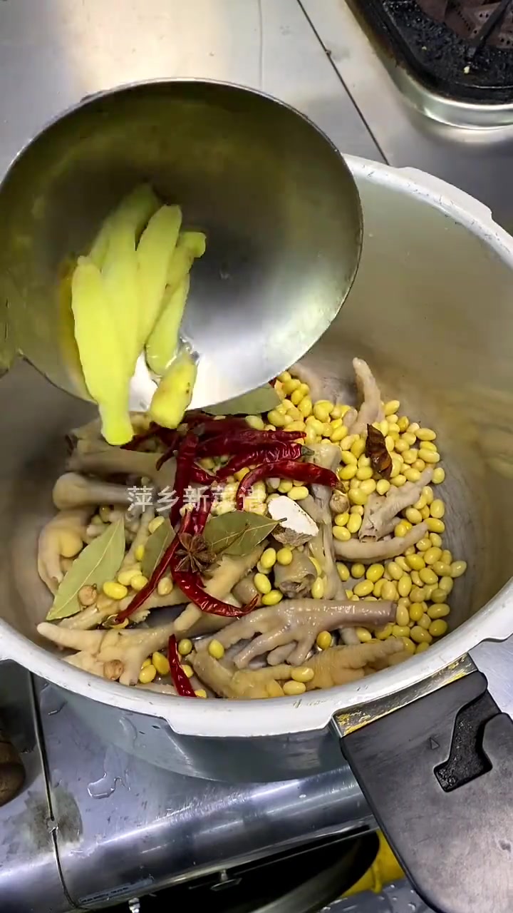 来萍乡武功山尝新菜谱,教你做黄豆烧鸡脚