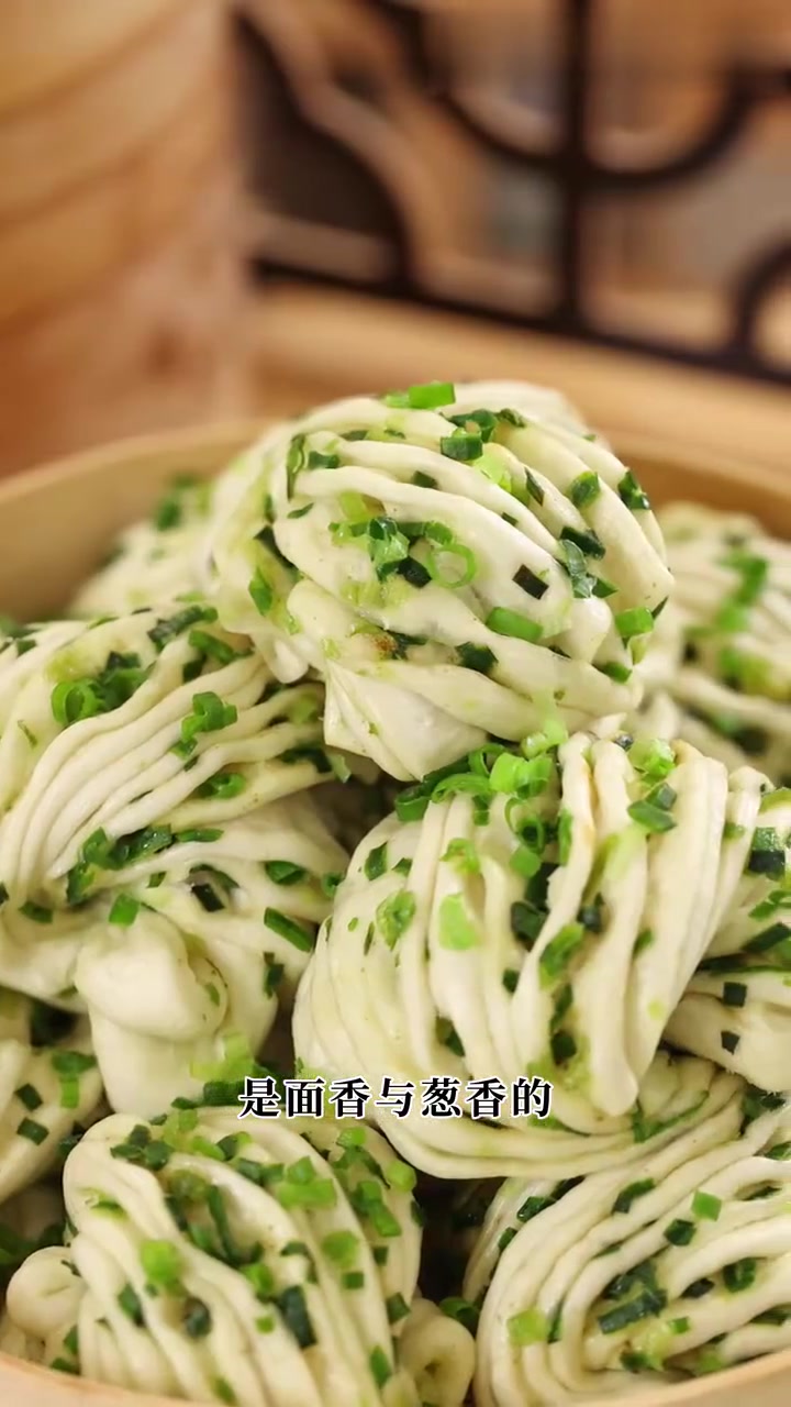 如何做出翠绿葱香的葱油花卷?手把手教学!