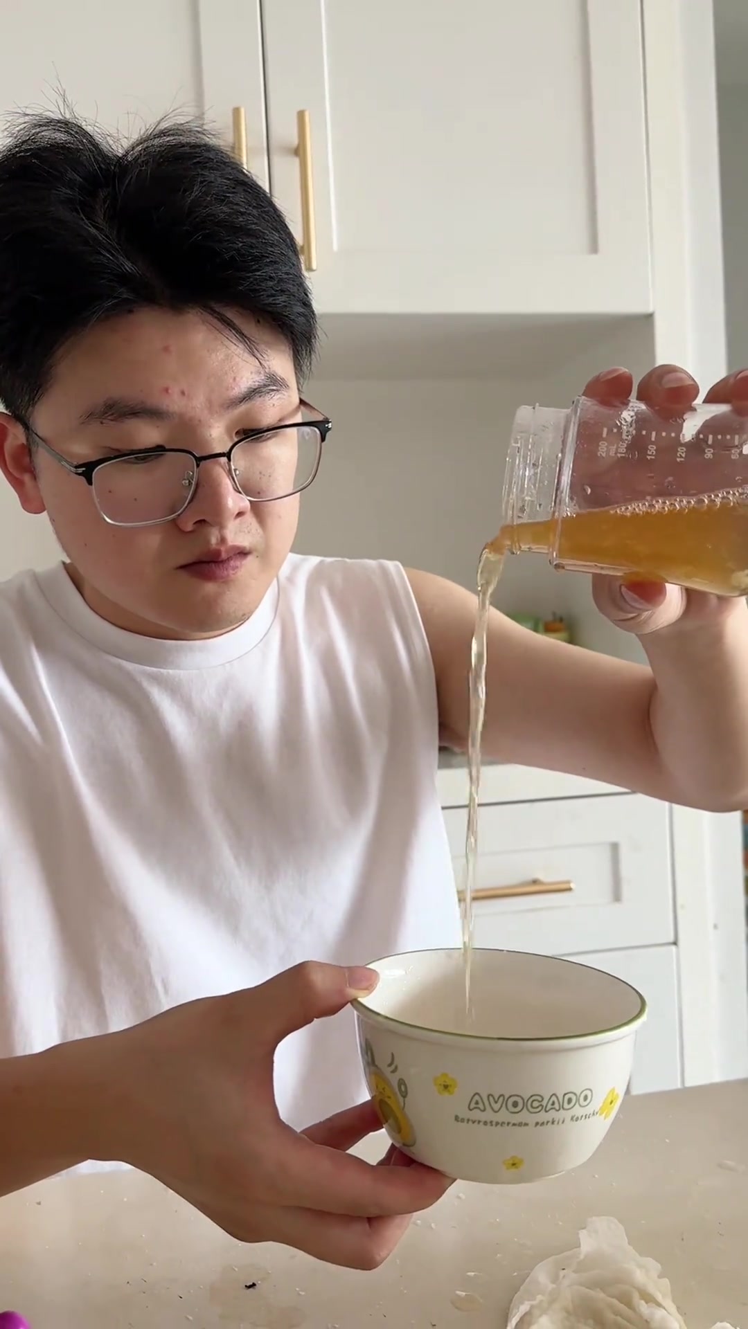 和姐姐一家约吃千岛湖鱼头,柠檬哭着要上学