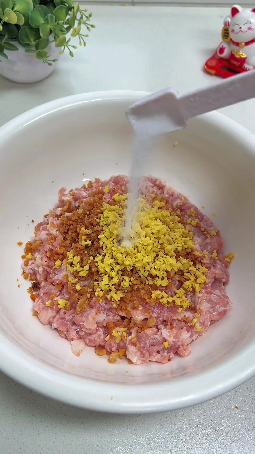 猪肉酸菜馅饺子这样做,鲜嫩多汁超好吃