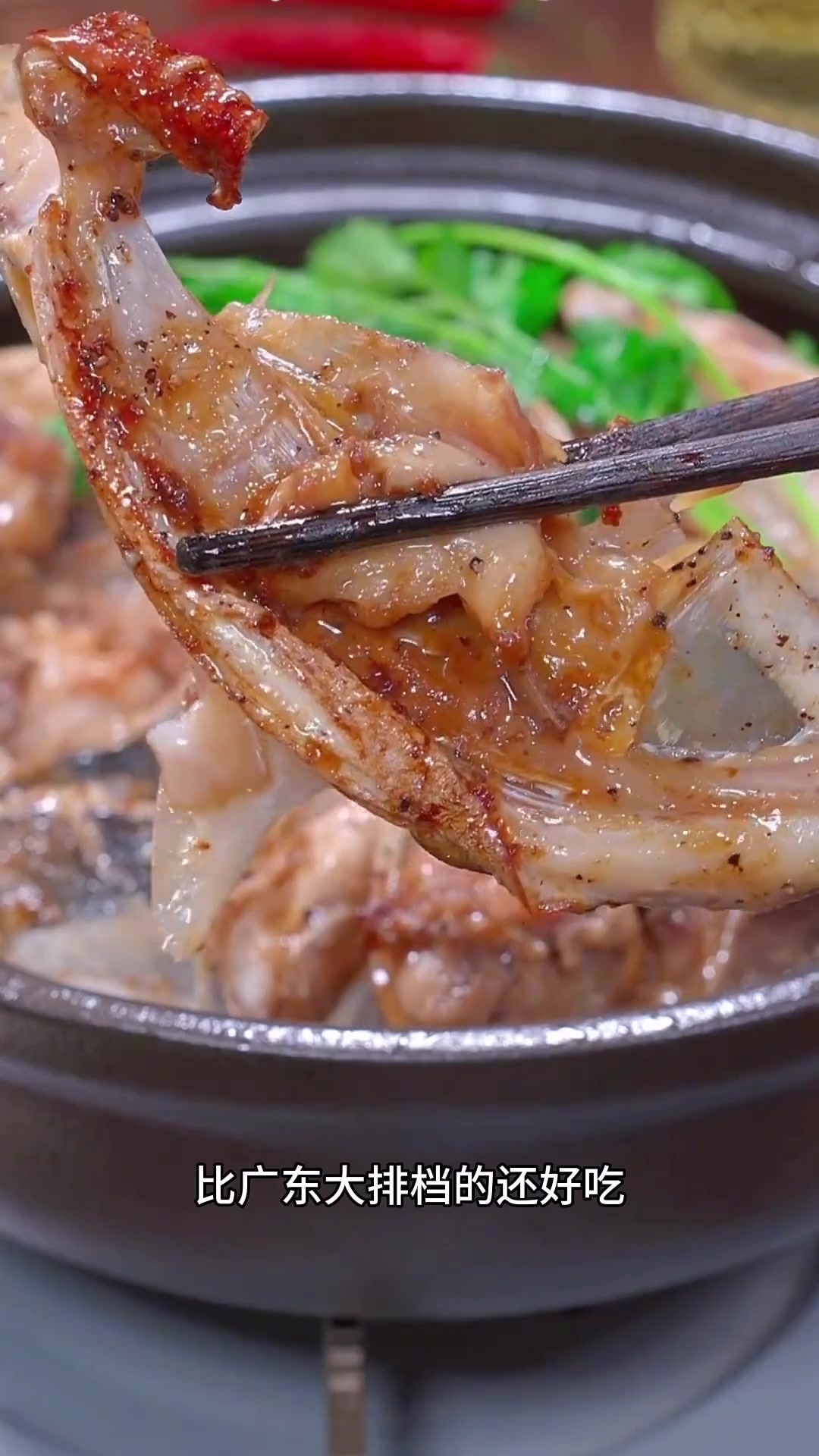 砂锅焗鱼头是经常出现在广东餐桌上的一道家常菜,鲜香嫩滑,非常好吃～