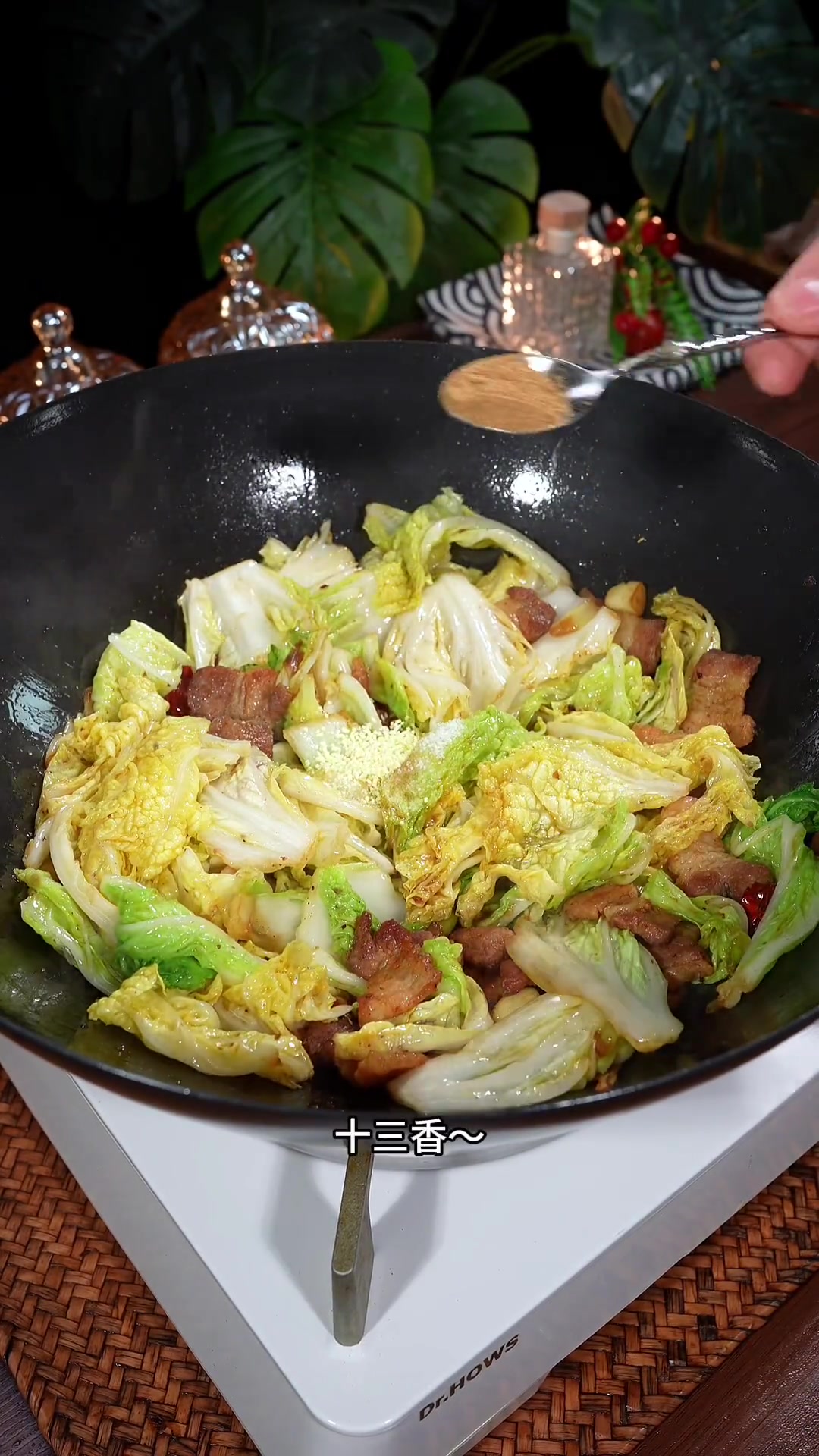 五花肉白菜炖粉条,在我们河北每周都会吃八次的家常菜,做法简单,好吃好吃好吃