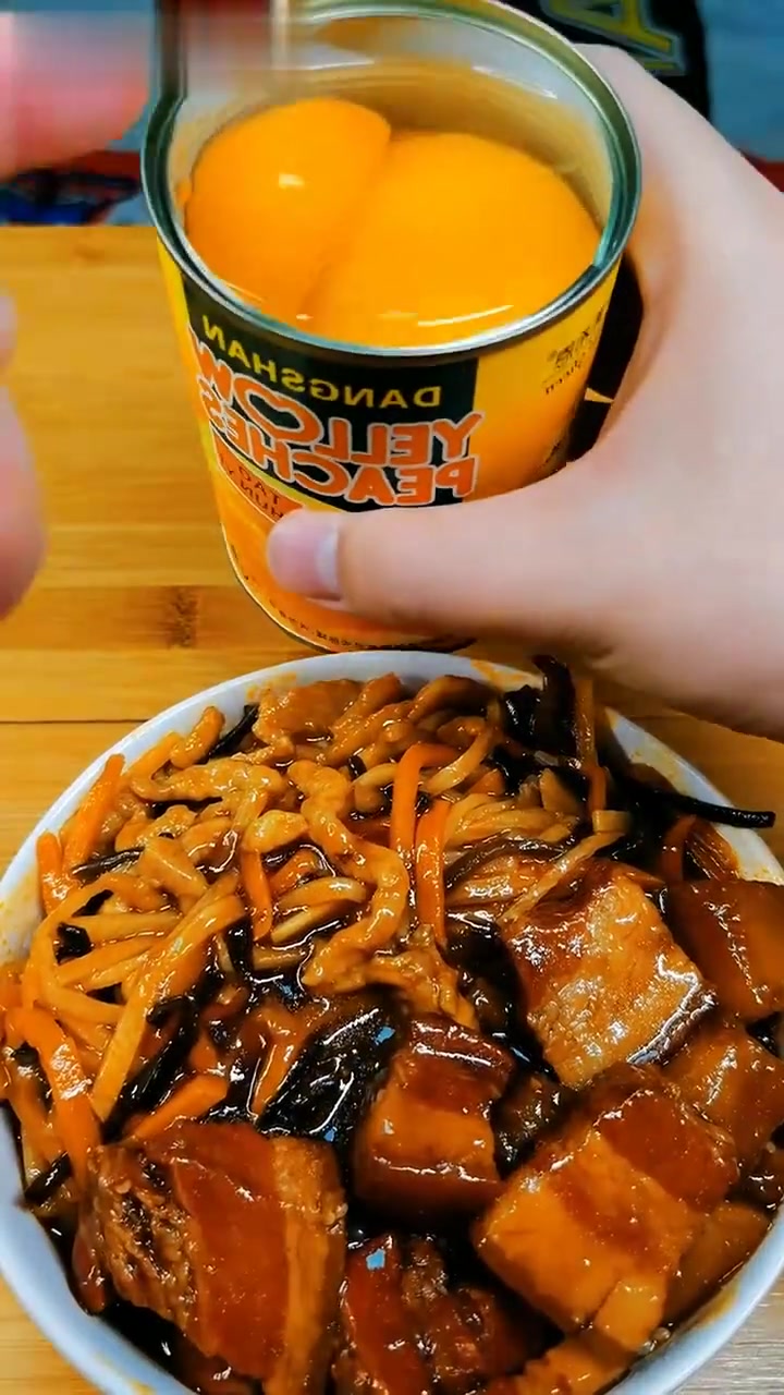 盒饭硬菜有鱼香肉丝和红烧肉