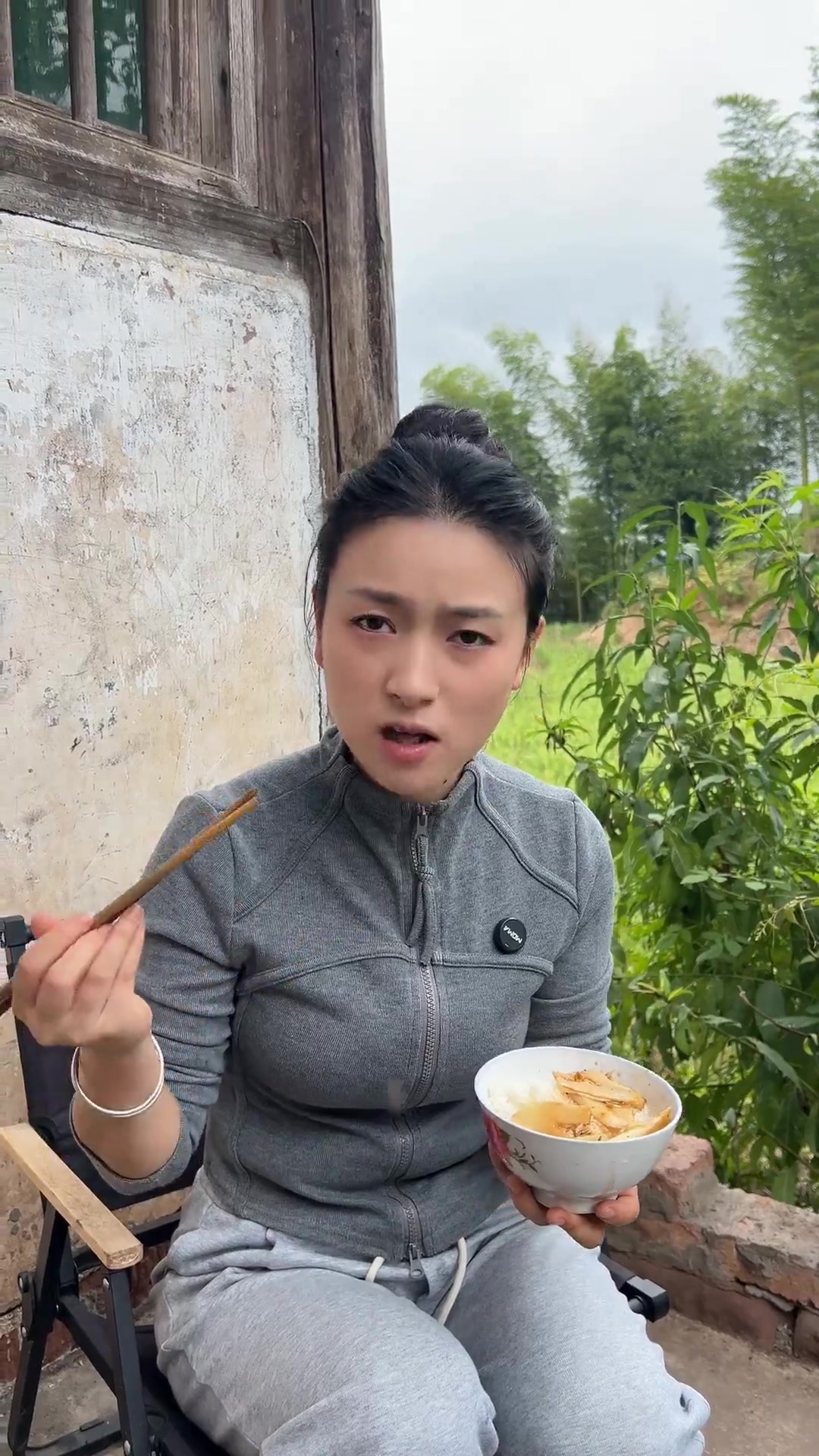 刚出土大竹笋被用来煮酸菜笋片汤