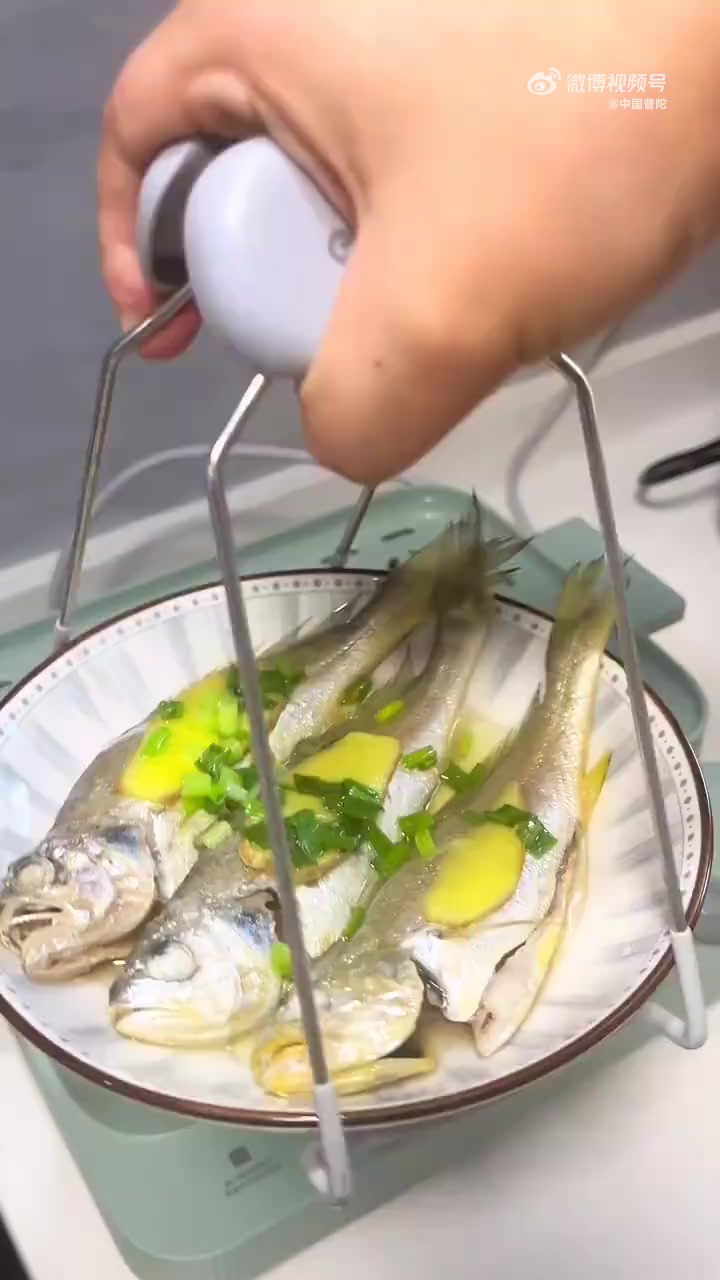 海边人家的快乐!10分钟搞定鲜嫩入味的葱油梅鱼～梅鱼去鳞去内脏,改刀后铺姜片、撒盐和料酒,