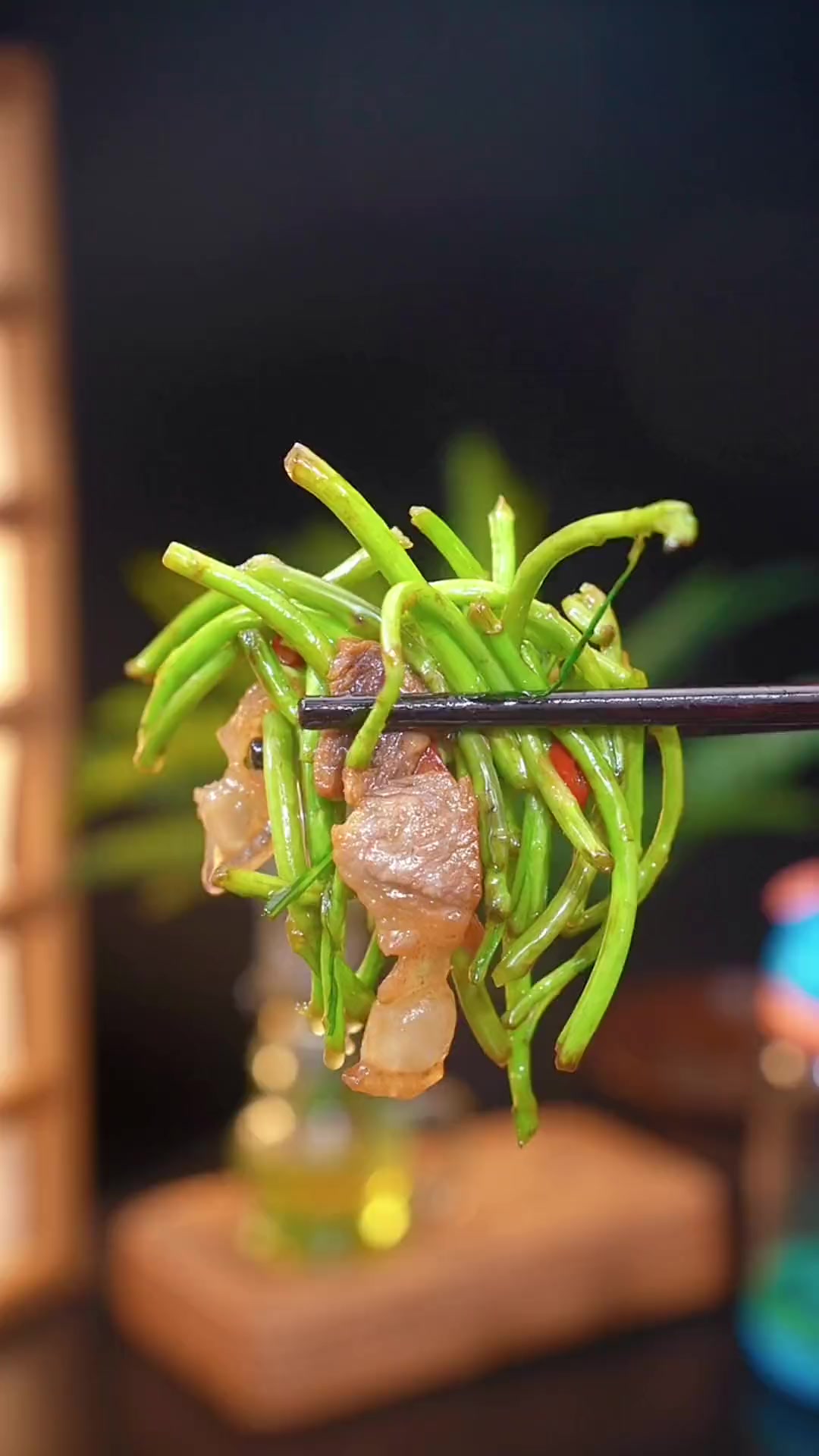 这个季节,湖北人无法拒绝野泥蒿炒腊肉