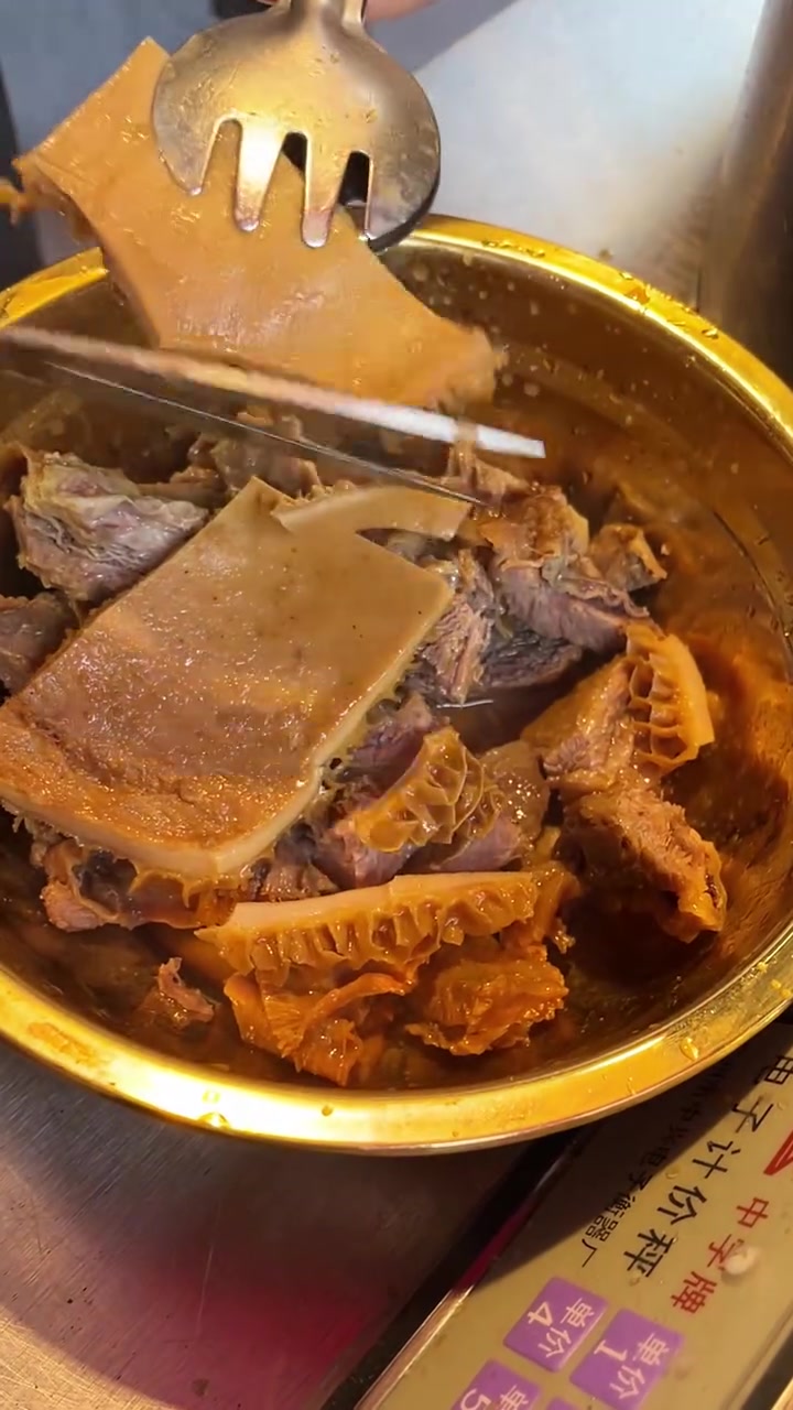 每天摆摊两个小时,清空80斤牛杂,就是因为我这个配方,这个配方做出来的牛杂,每次都汤汁不剩