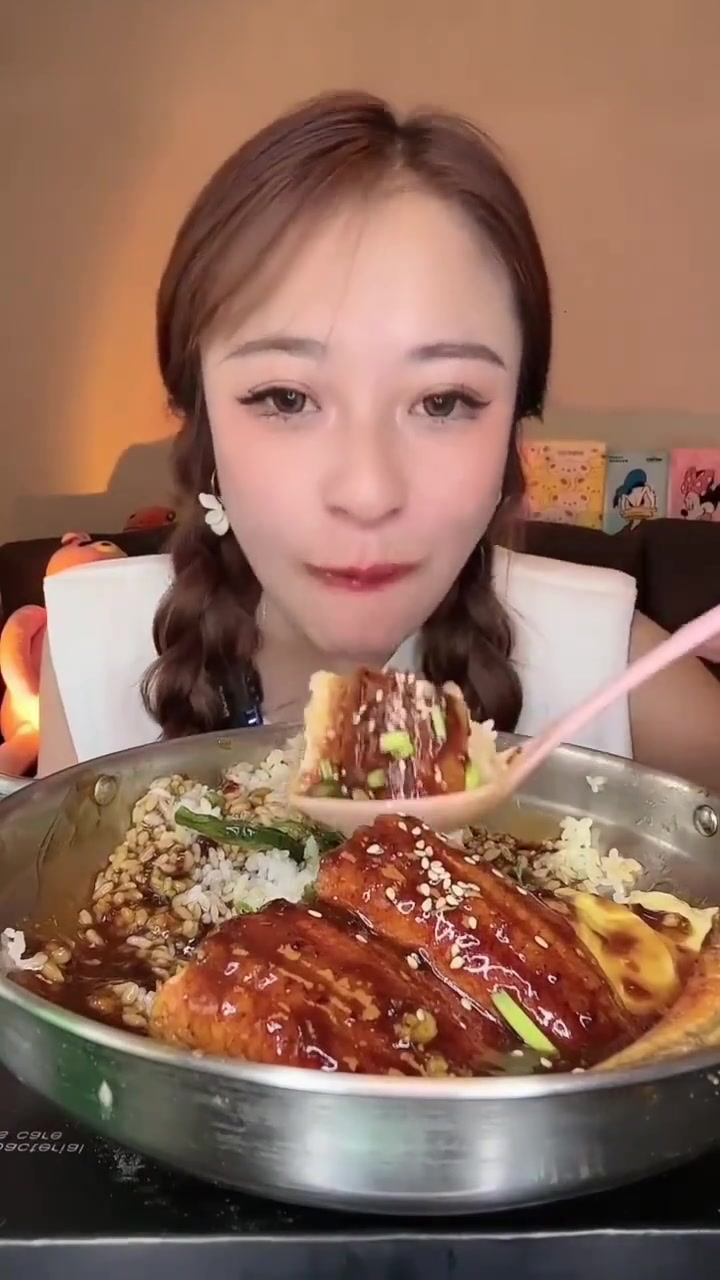 鳗鱼炸酱面、鳗鱼椒麻面、鳗鱼滑蛋饭、鳗鱼火鸡面