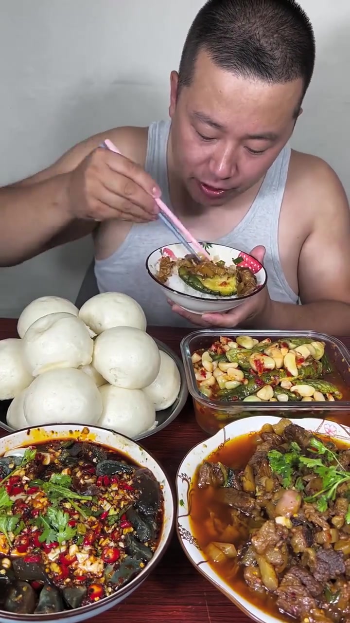 自己蒸的馒头,萝卜炖牛肉,皮蛋豆腐凉快的
