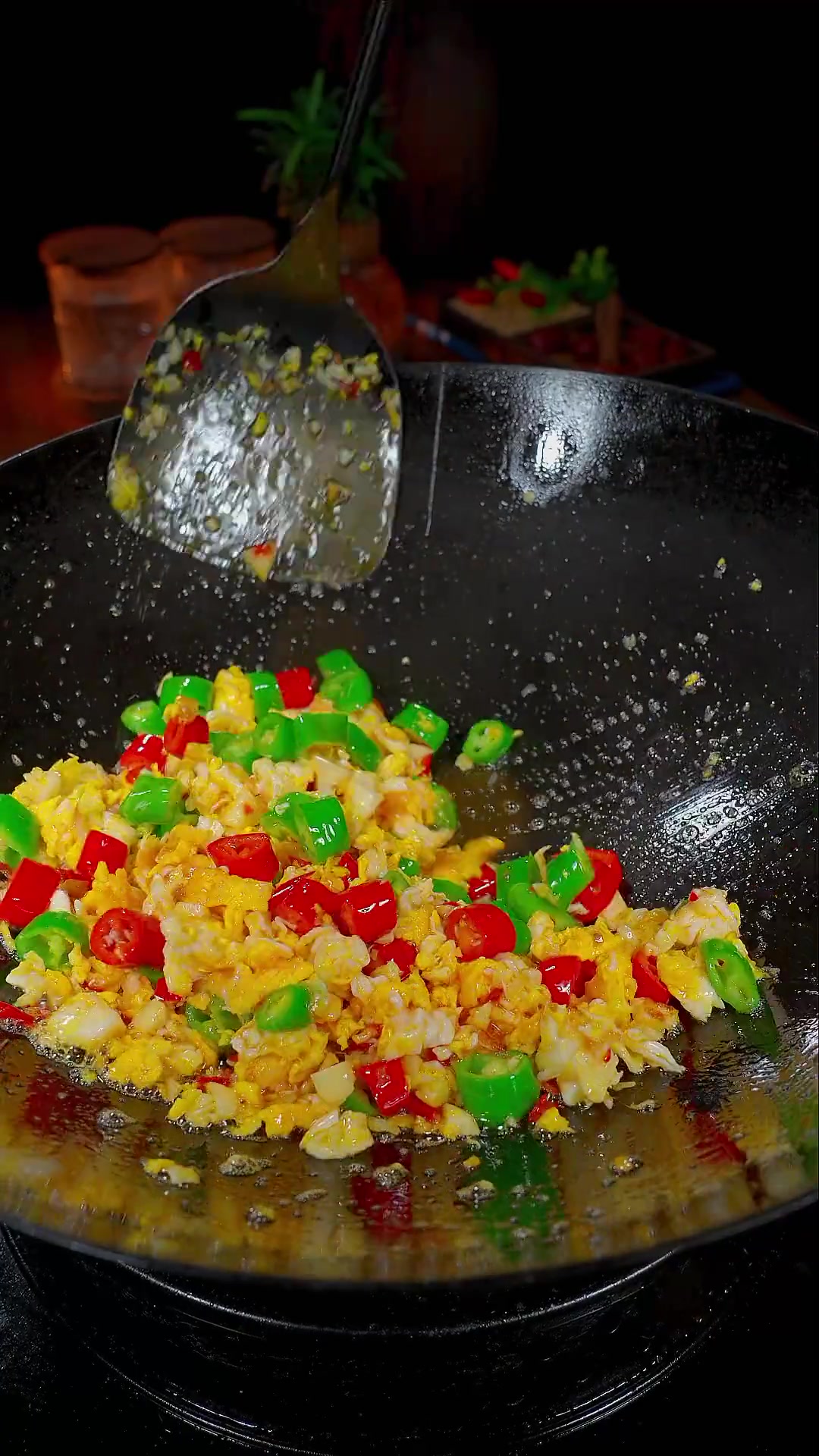 早餐不知吃啥?试试青椒鸡蛋粉,简单味美