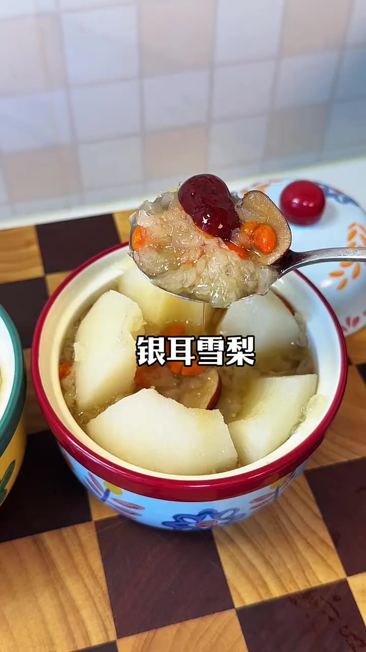 秋天到了,炖个冰糖雪梨银耳羹润一润!汤汁清甜,果肉软烂,胶质满满!太好喝了 银耳雪梨汤 美