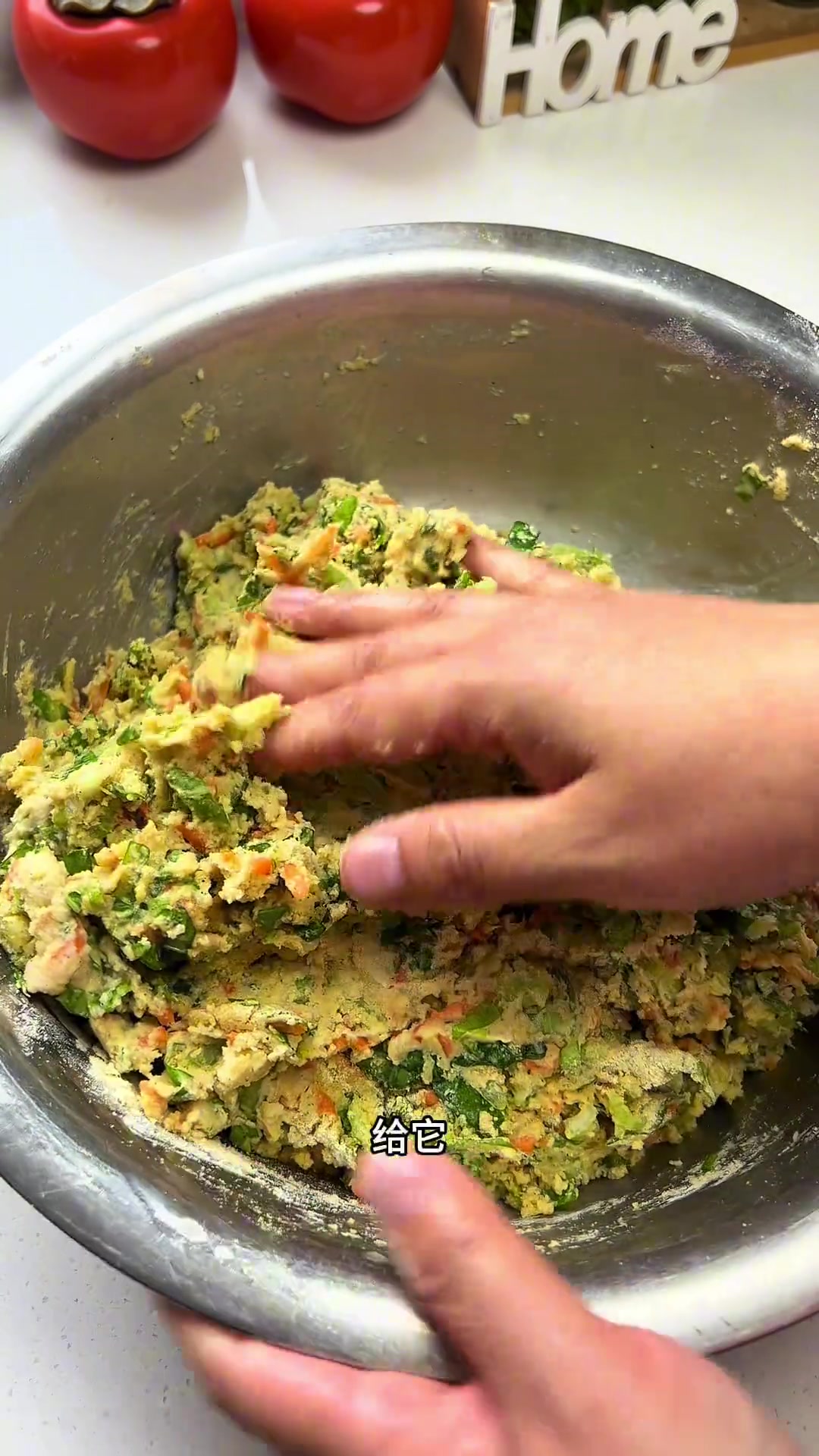 蔬菜杂粮窝窝头,不光好吃做法也简单,放点自己喜欢的青菜加个鸡蛋就可以蒸了