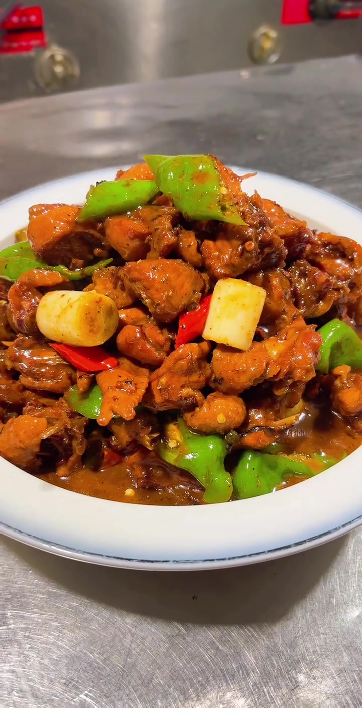 特色私房炒鸡:3斤小公鸡搭配多种调料