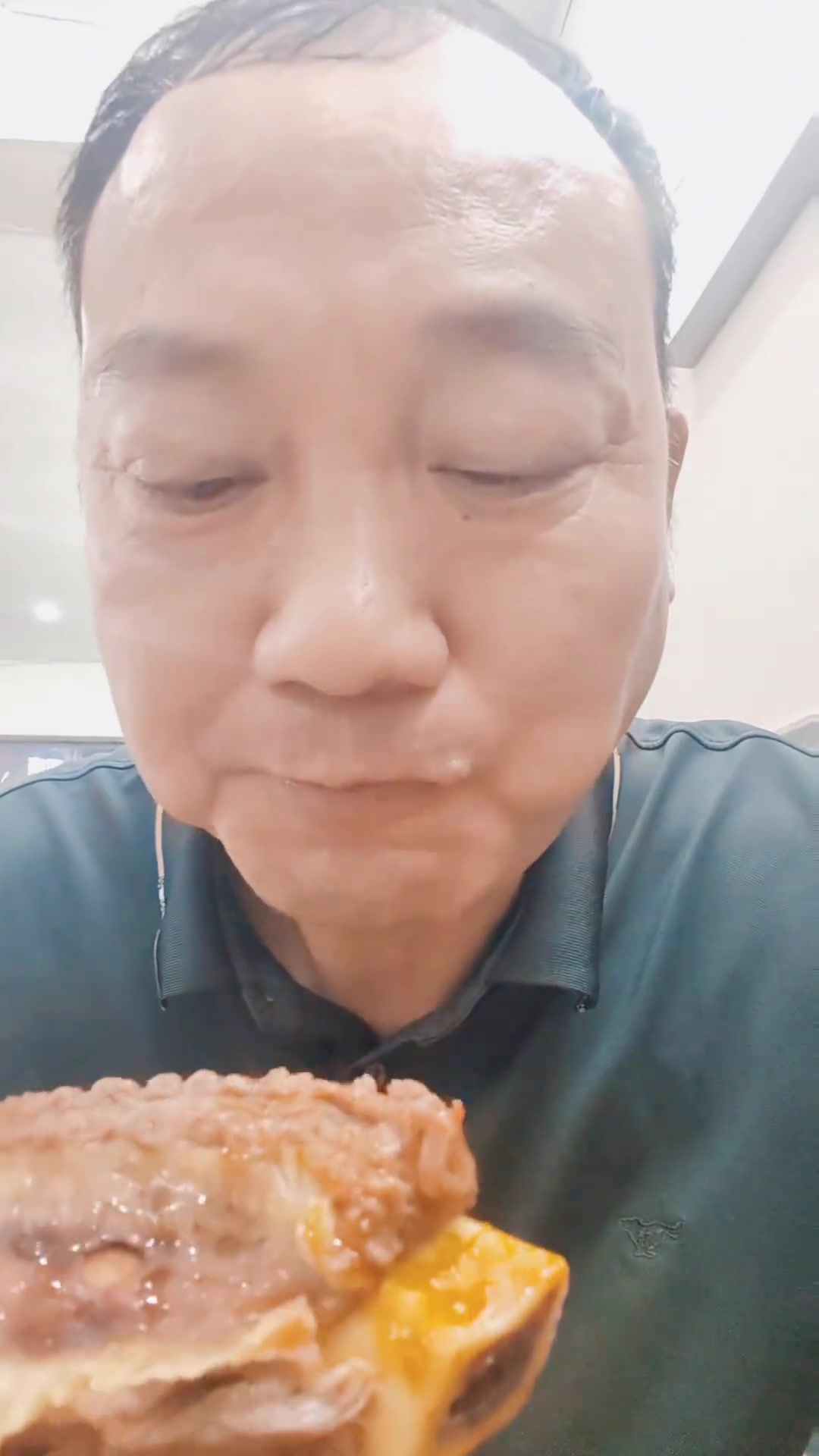 有一次刷到一个小视频,她说高邮这么多家牛肉汤馆,究竟哪一家品质好一点啊?我留意一下评论区,