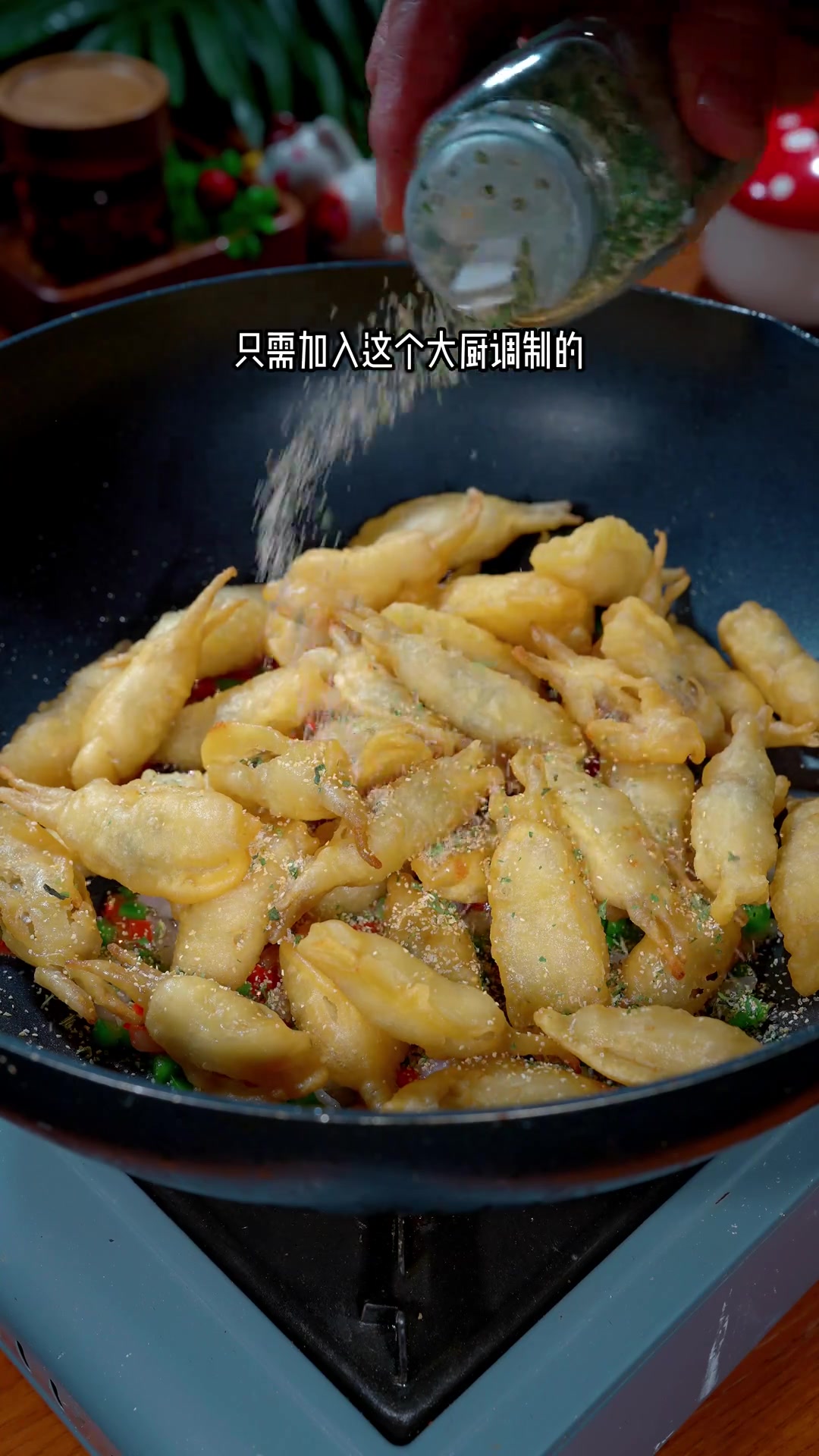 蛏子的新吃法这是最近网上很火的蛏子新吃法,欧芹炒蛏子,饭店一份要卖158,蒜香酥脆,大人小