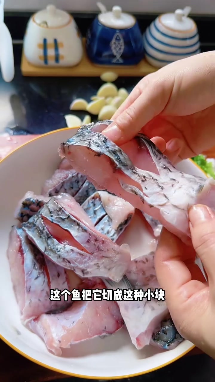 这是一个动手不要厨艺的菜,红烧鱼块,做法简单,但是真的很好吃,你也赶紧学起来吧