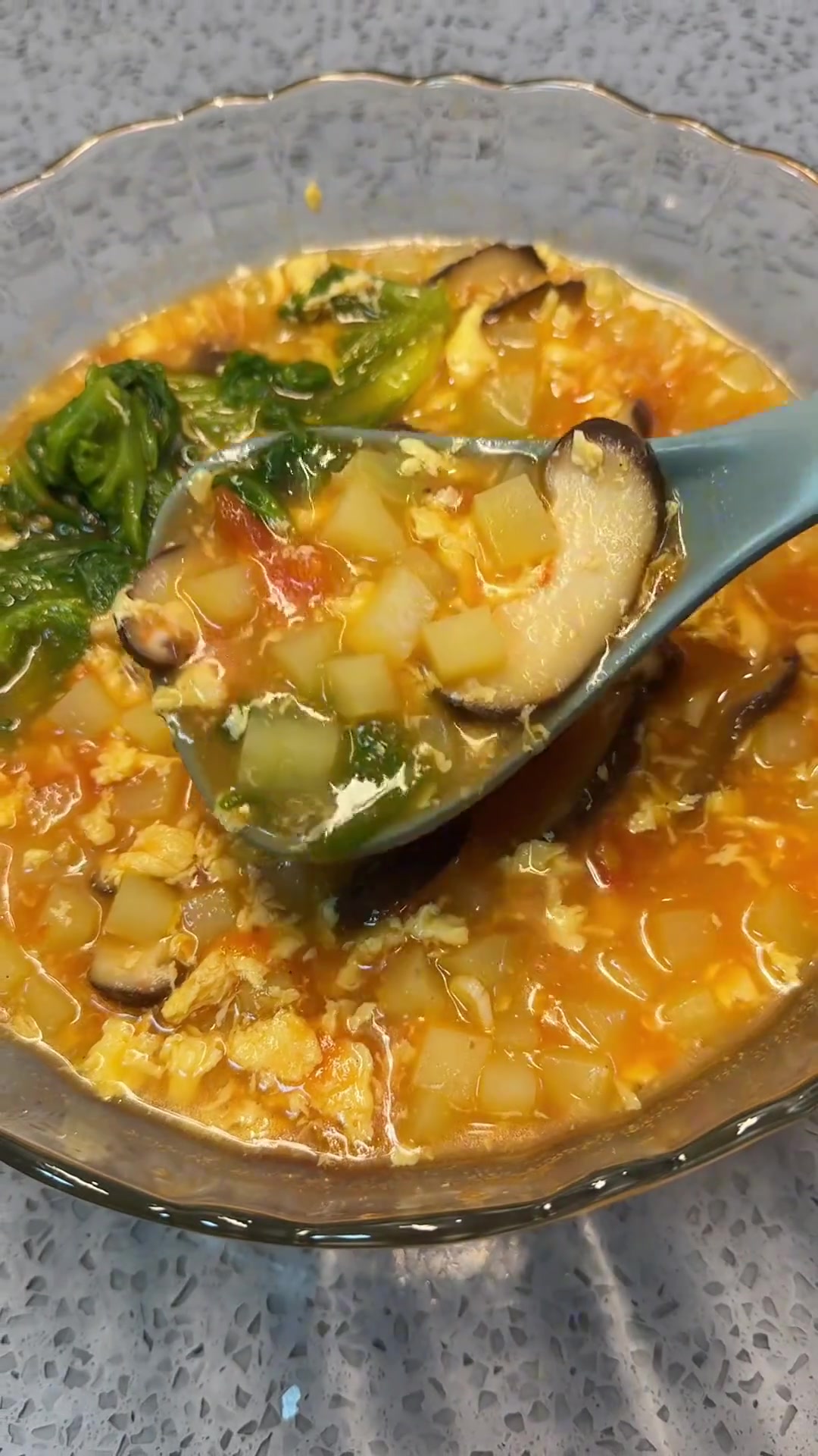 家里有土豆的,这个茄汁土豆汤一定要试试,低卡又美味,做法还巨简单