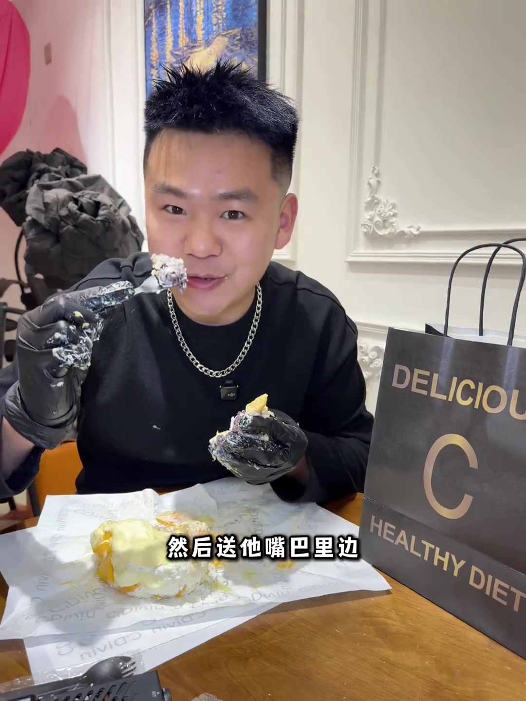 这一口蛋糕满满的全是料,新品便当盒好吃料多～