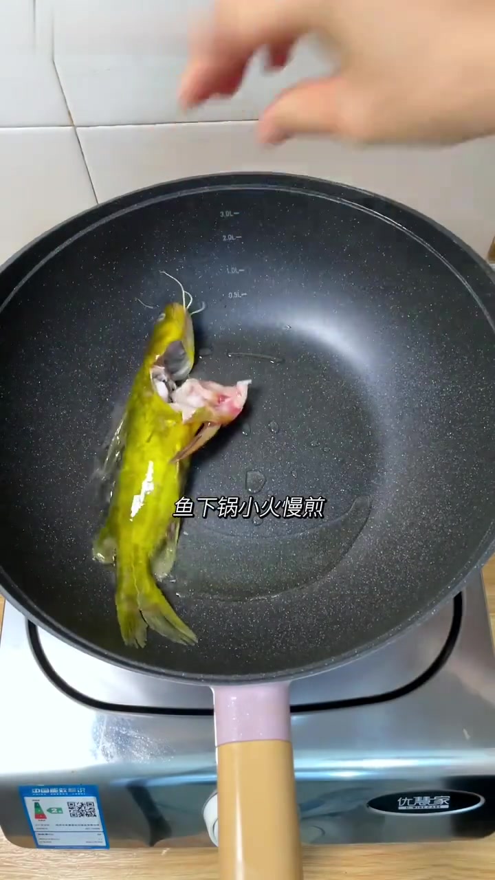 《省钱还债|不超10元一顿饭》第310顿,超支了0.5元,便当吃:黄骨鱼豆腐汤